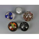 KONVOLUT VON 5 PAPERWEIGHTS / BRIEFBESCHWERERN, Glas, 20. Jh., in unterschiedlichen Ausformungen und