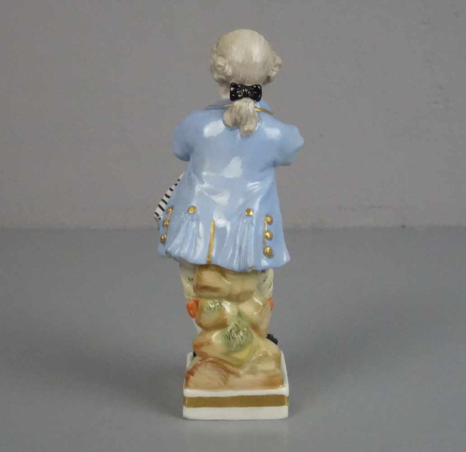 PORZELLANFIGUR: "Knabe mit Flöte" / porcelainfigure: boy with a flute, Porzellan, Manufaktur - Bild 4 aus 5