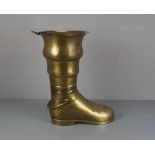 FIGÜRLICHER SCHIRMSTÄNDER "Stiefel", messingfarbenes Metall mit Hammerschlagdekor. H. 50,5 x L. 40 x