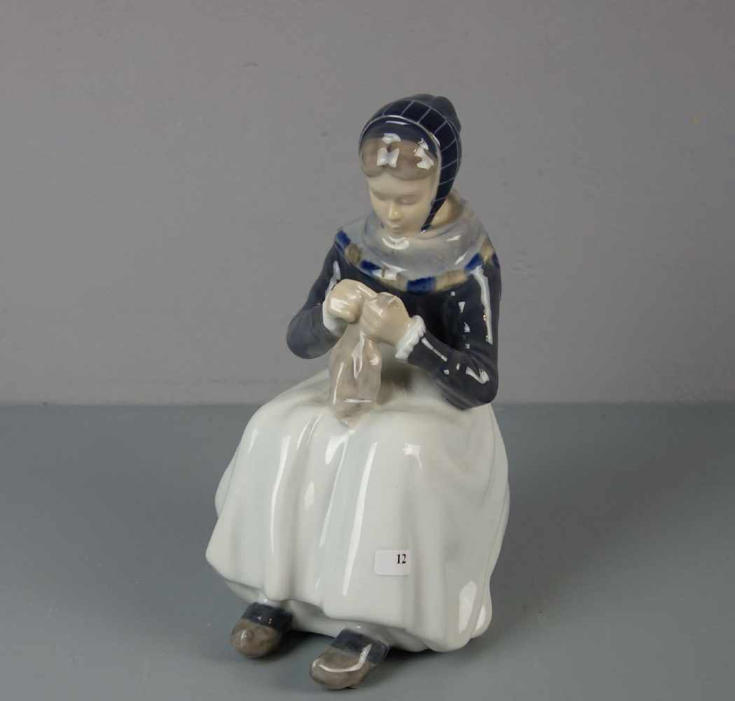 PORZELLANFIGUR: "Strickendes Mädchen in Amager Tracht", Porzellanfigur, Manufaktur Royal Copenhagen,