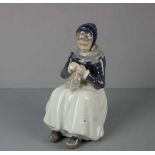 PORZELLANFIGUR: "Strickendes Mädchen in Amager Tracht", Porzellanfigur, Manufaktur Royal Copenhagen,