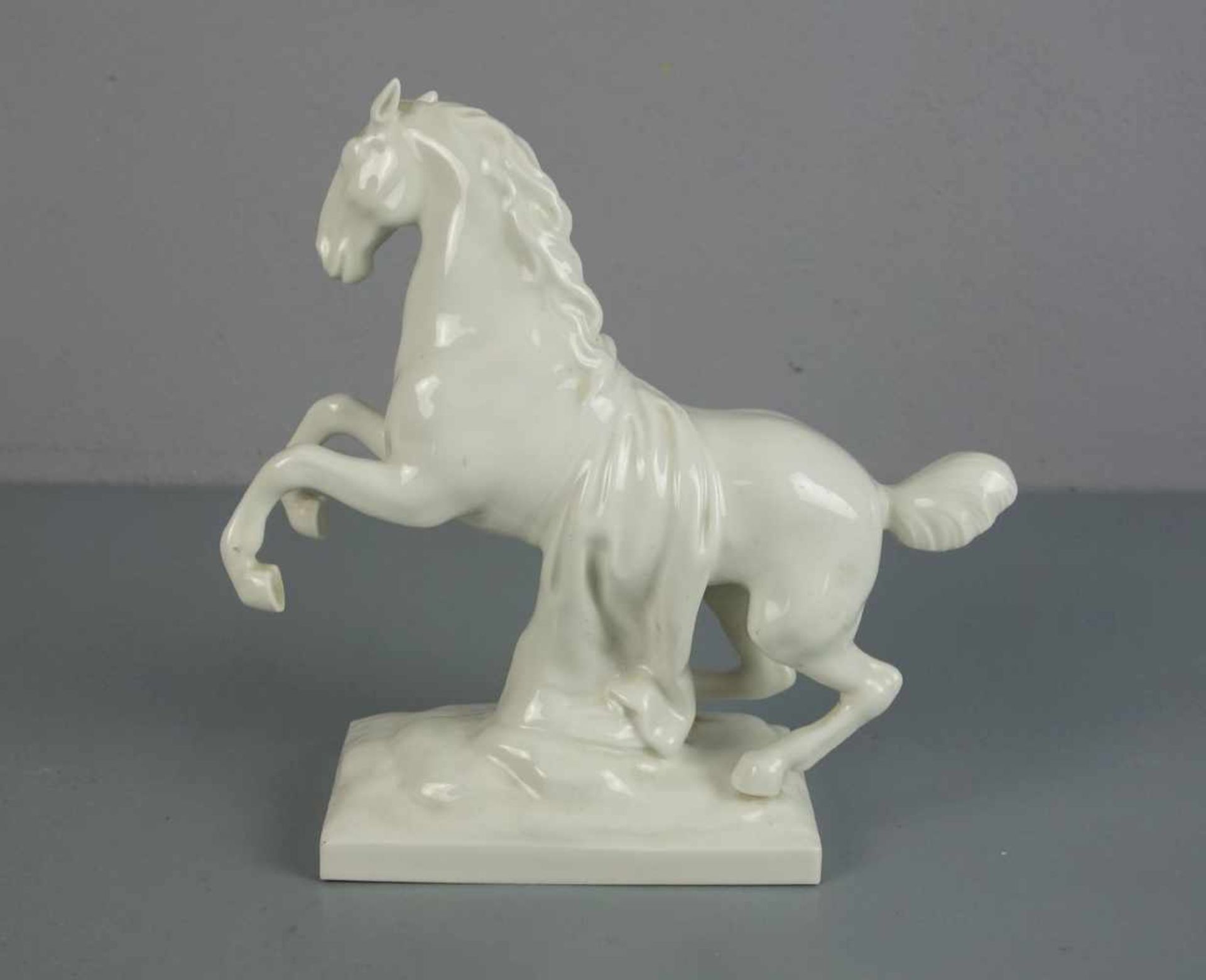 PORZELLANFIGUR "Steigendes Pferd" / porcelain horse, unterglasurblaue Zeptermarke (Marke nach 1945), - Bild 3 aus 5