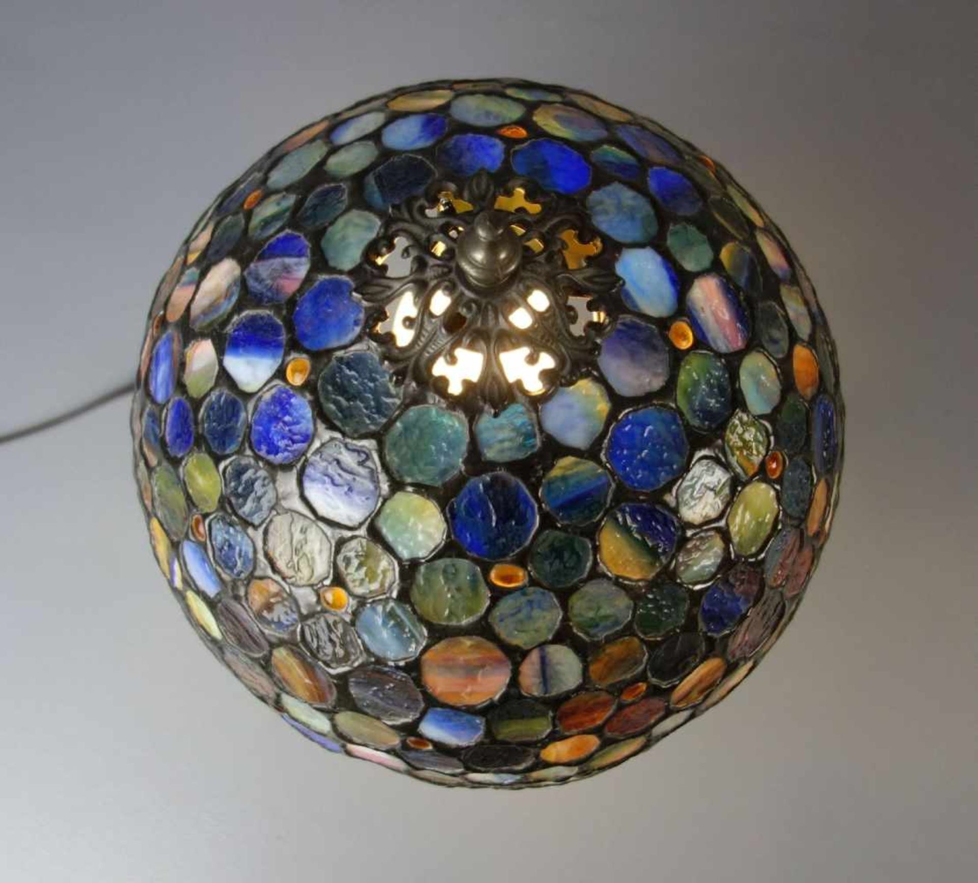 LAMPE / TISCHLAMPE im Stil einer Tiffany-Lampe / table lamp, Bronzefuß in Balusterform mit - Bild 2 aus 4