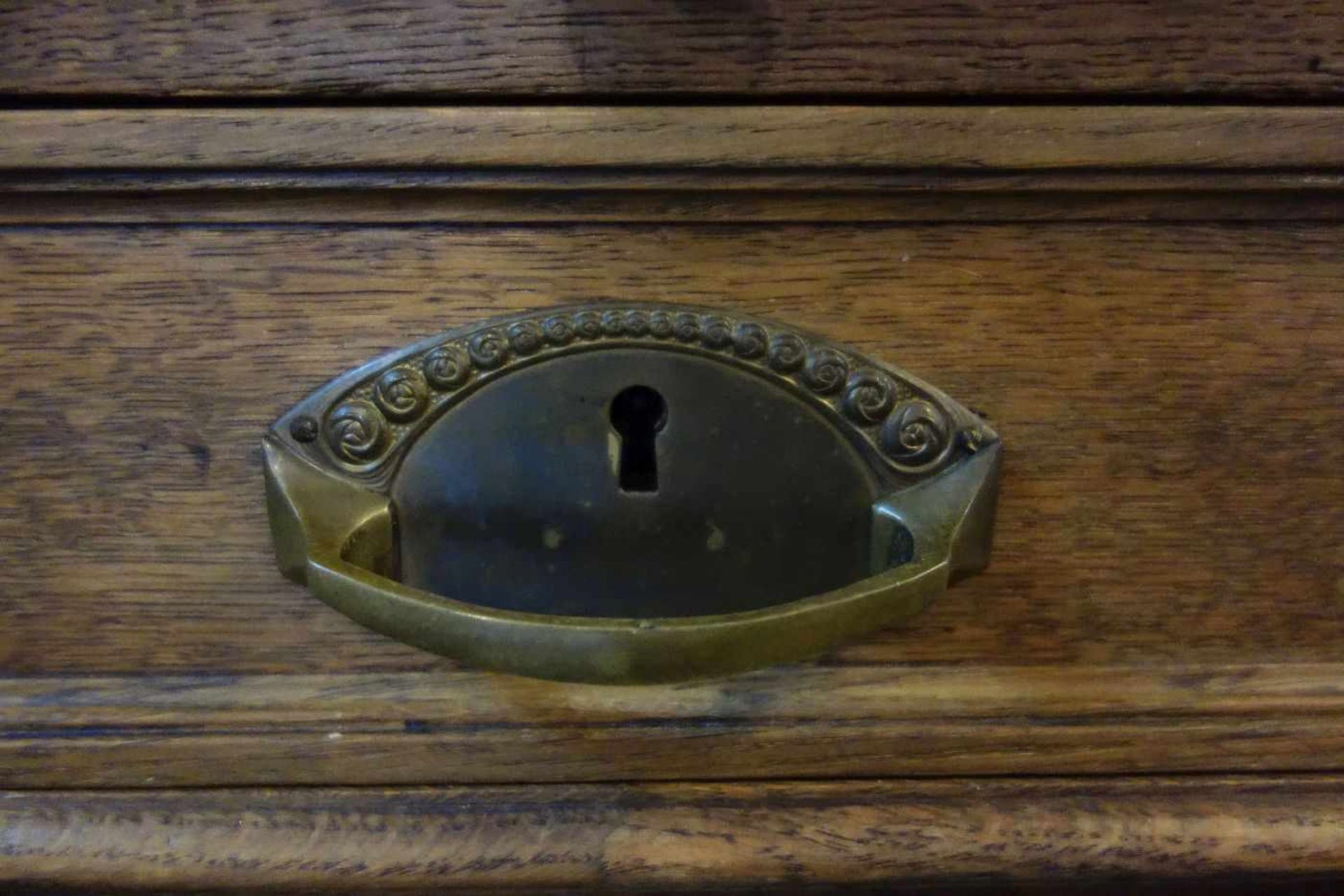 JUGENDSTIL ANRICHTE / SIDEBOARD, Eiche, um 1900. Zargenkasten auf profiliertem Stand, vorderen - Bild 3 aus 9