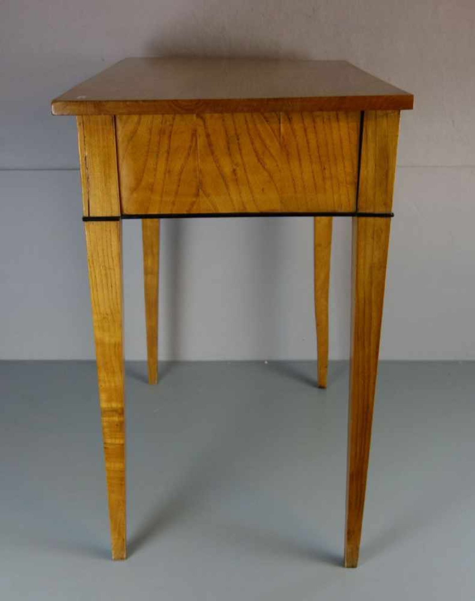 BIEDERMEIER - TISCH / BEISTELLTISCH / table, Kirschbaumfurnier mit ebonisierten Partien; - Image 4 of 4