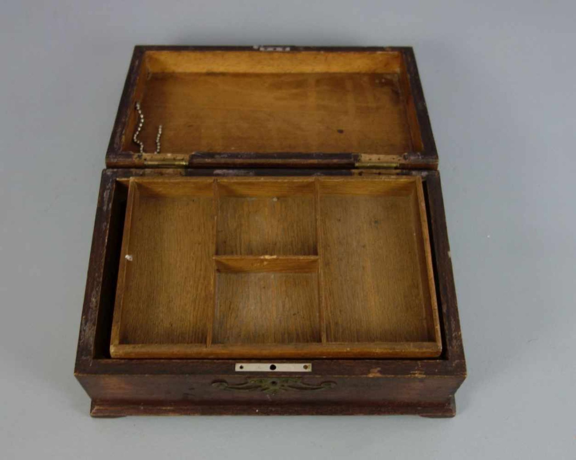 JUGENDSTIL SCHATULLE / art nouveau box, um 1900. Eiche, rotbraun lasiert. Rechteckige Schatulle - Bild 2 aus 5