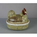 FIGÜRLICHE DECKELDOSE "Huhn", Porzellan, China (ungemarkt), reliefiert, Ritzdekor und polychrome