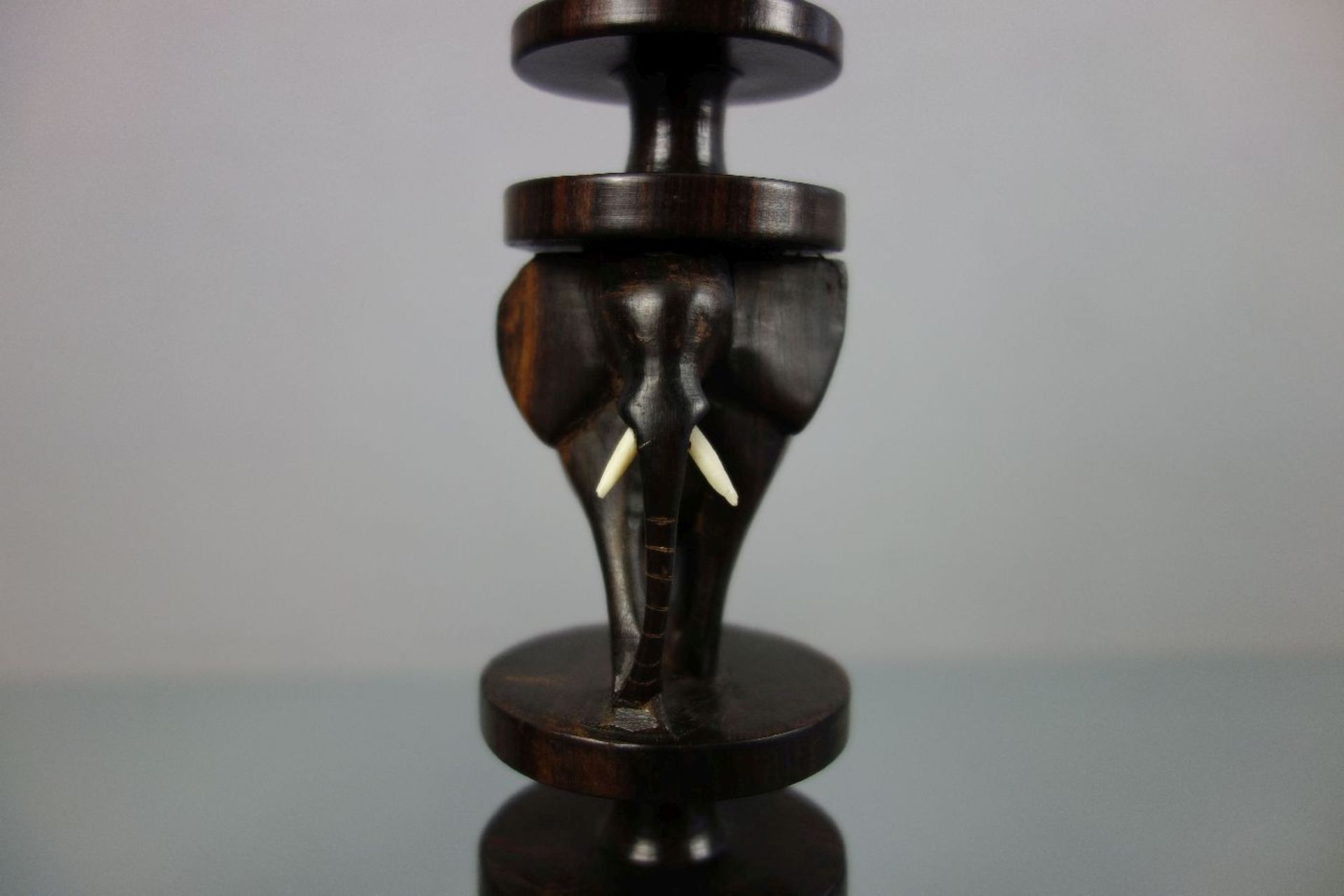 LEUCHTERPAAR / candlestands, Afrika, Tropenholz, geschnitzt. Balustrierte, zylindrische Form mit - Image 4 of 5