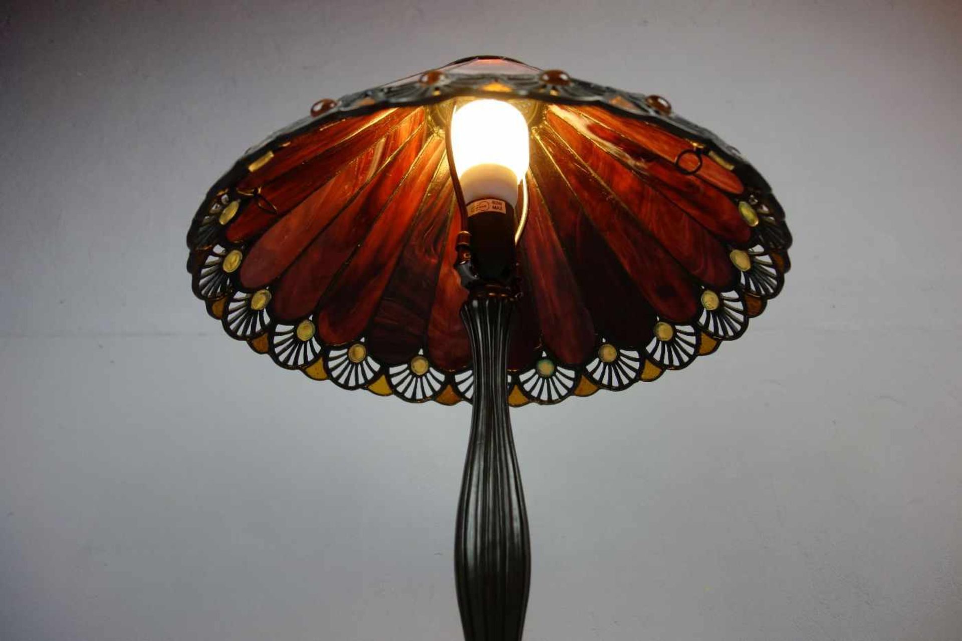 LAMPE / TISCHLAMPE im Stil einer Tiffany-Lampe, 2. H. 20. Jh., bronzierter Massefuß in - Bild 2 aus 4