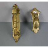 FIGÜRLICHER TÜRKLOPFER "HAND" UND TÜRDRÜCKER, Bronze-Gelbguss, jeweils mit heraldischen Schildern