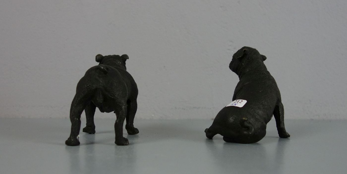 PAAR FIGÜRLICHE BRONZEN: "HUNDE" / two bronze dogs, 20. Jh., Mops / Französische Bulldogge in Art - Image 2 of 7
