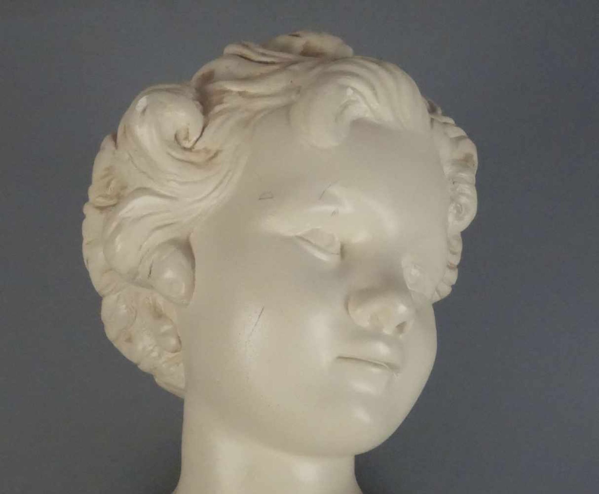 ANONYMER KÜNSTLER DES 20. JH., Skulptur / sculpture: " Büste eines Knaben", Masseguss / Gipsguss, - Bild 5 aus 5