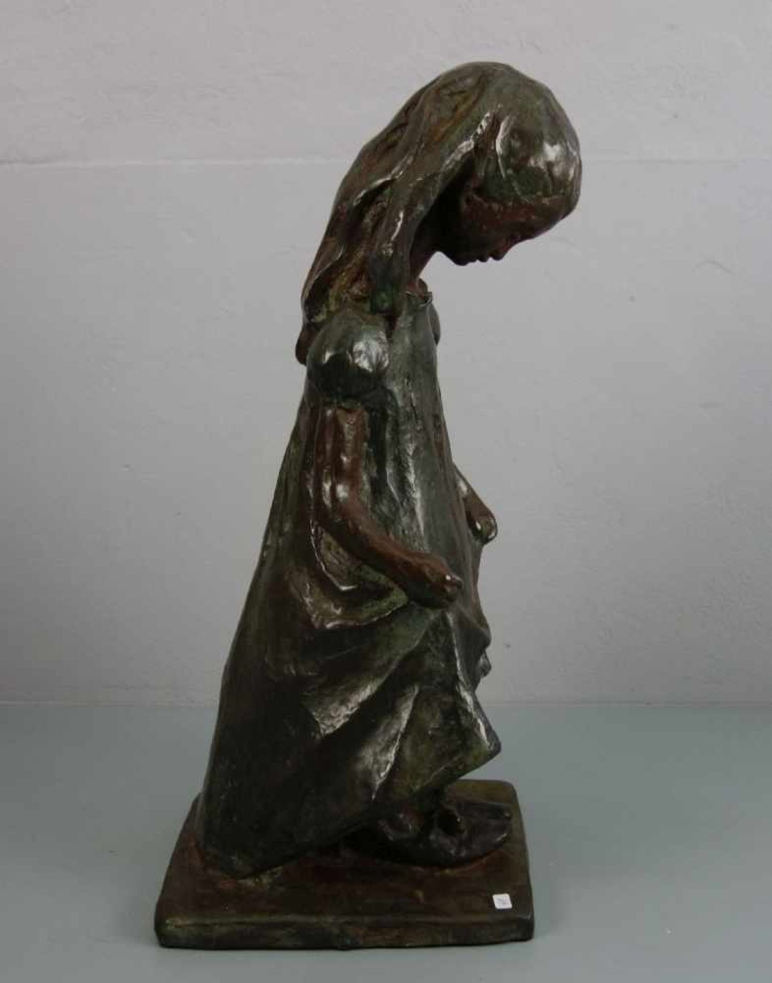 PRODING, AUSTIN (australischer Bildhauer des 20. Jh.), Skulptur / sculpture: "Mädchen mit Pumps", - Bild 4 aus 5
