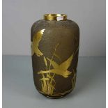 RAUCHGLAS - VASE, 20. Jh., ungemarkt. Rauchglas mit goldfarbenen Akzentuierungen. Zylindrische