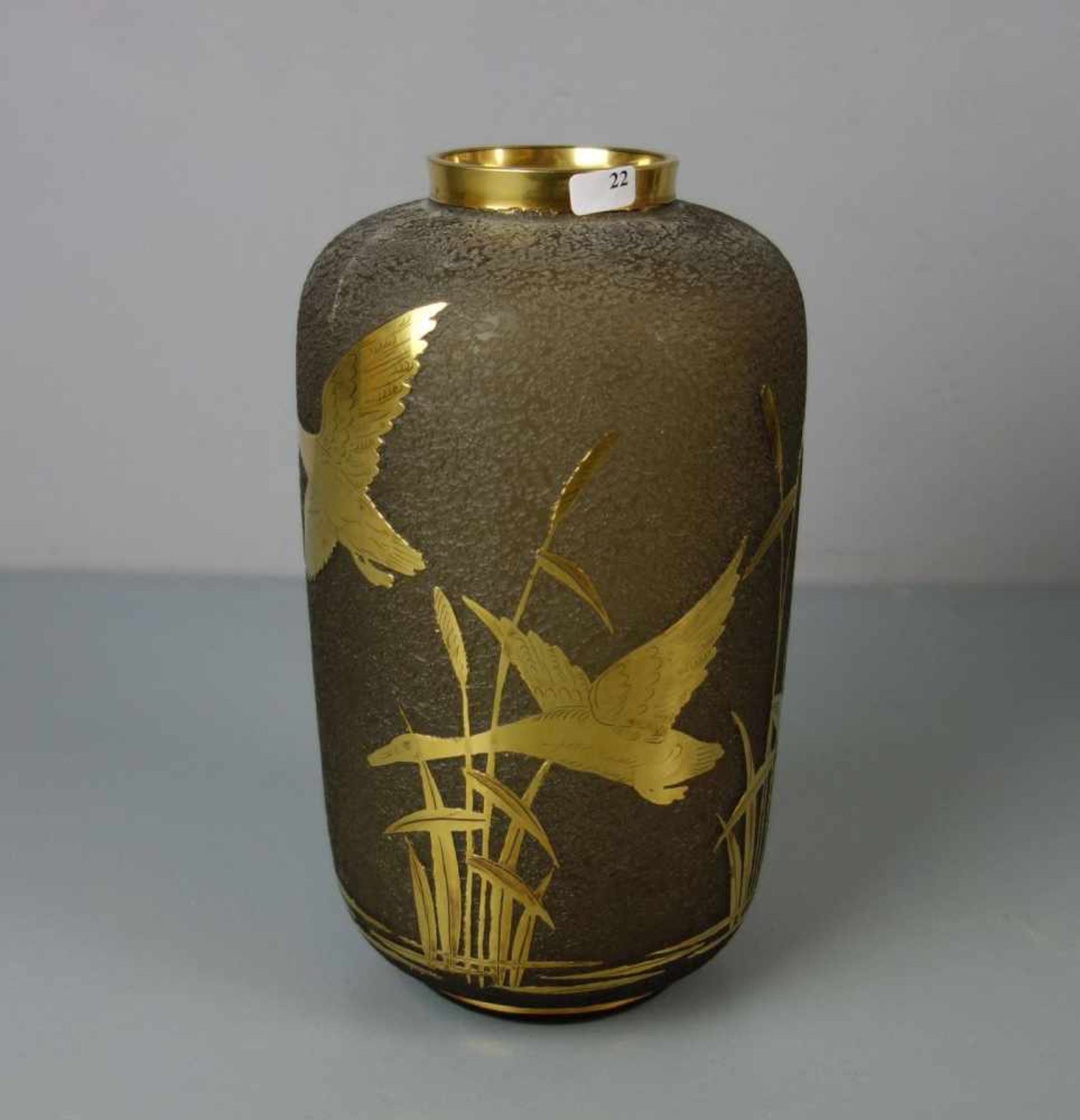 RAUCHGLAS - VASE, 20. Jh., ungemarkt. Rauchglas mit goldfarbenen Akzentuierungen. Zylindrische