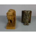 FIGÜRLICHE BUCHSTÜTZEN "EULEN" / owl bokkends, 20. Jh., geschnitztes Holz, teils lasiert. Zwei