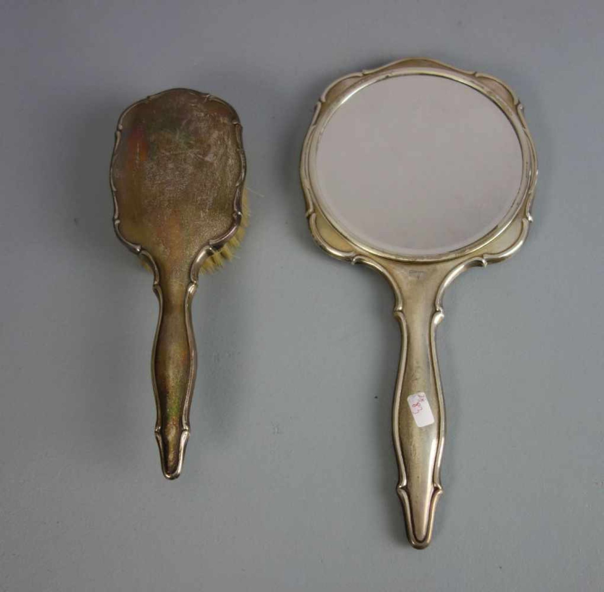SILBERNES FRISIERSET / TOILETTENSET: HANDSPIEGEL UND BÜRSTE / hand mirror and brush, Mitte 20.