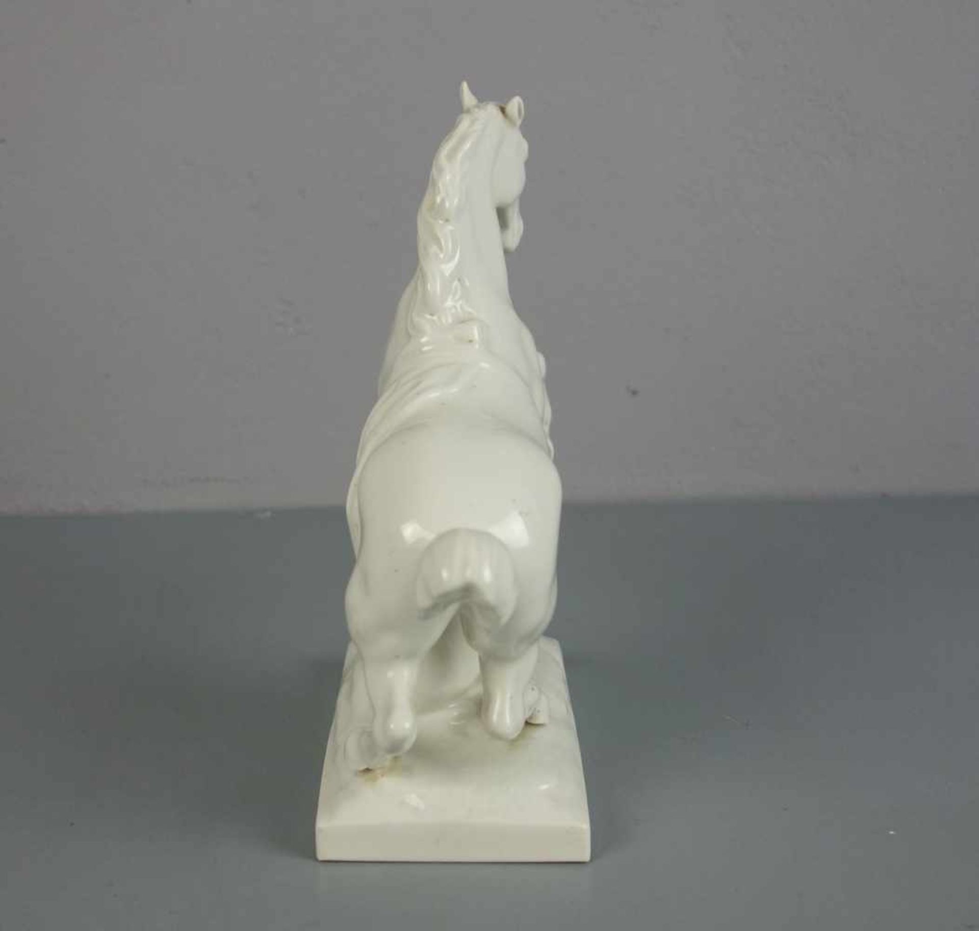 PORZELLANFIGUR "Steigendes Pferd" / porcelain horse, unterglasurblaue Zeptermarke (Marke nach 1945), - Bild 4 aus 5