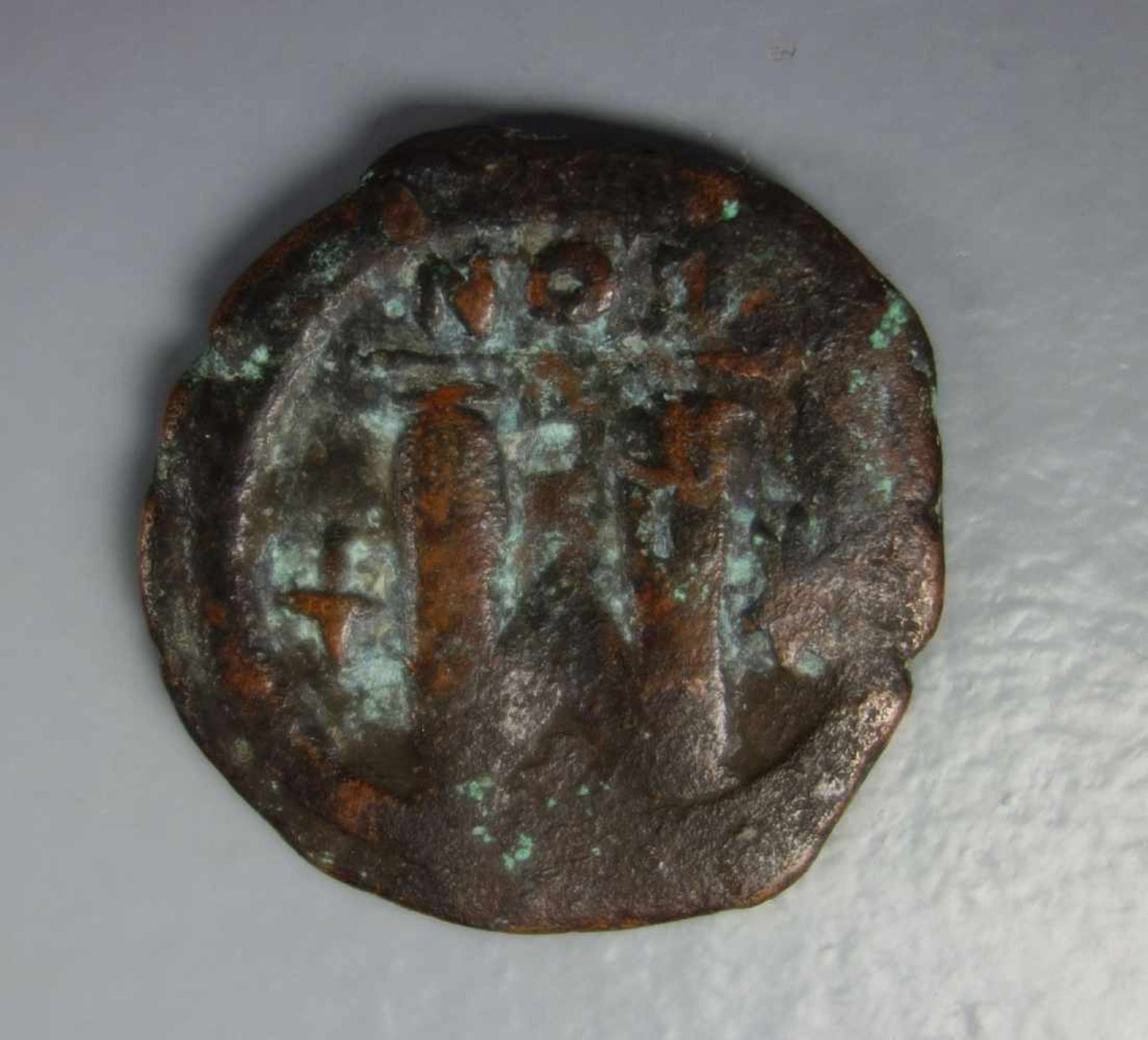 MÜNZE / coin, Kupfer. 6. Jh.: Auf dem Revers die Wertbezeichnung M (= 1 Follis) sowie offenbar die - Bild 2 aus 2