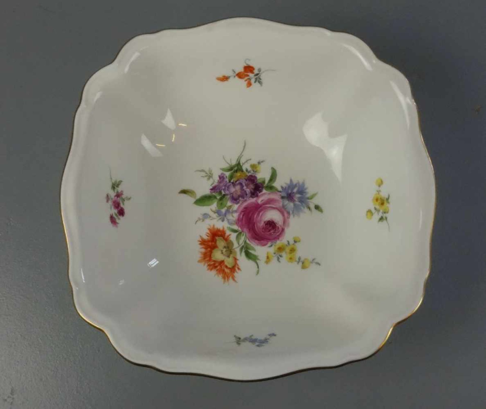 SCHALE / KARREESCHALE / bowl, Porzellan, Manufaktur Meissen, unterglasurblaue Schwertermarke, - Image 2 of 4