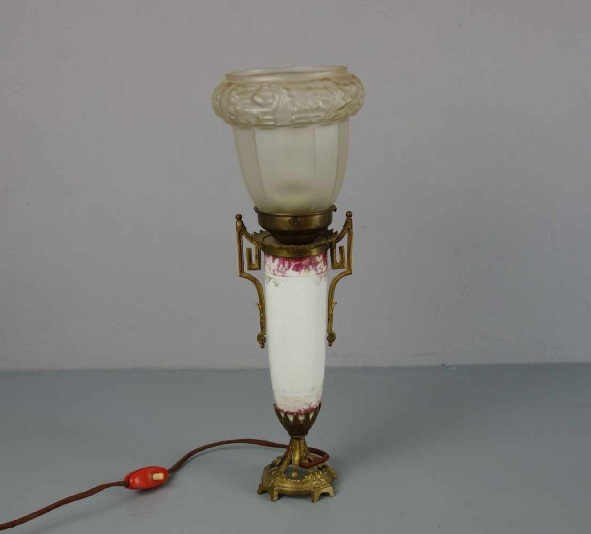 TISCHLAMPE / table lamp, Mariage. Satinierter Lampenschirm mit erhabenem Eichenlaub-Dekor. Schirm - Image 4 of 4