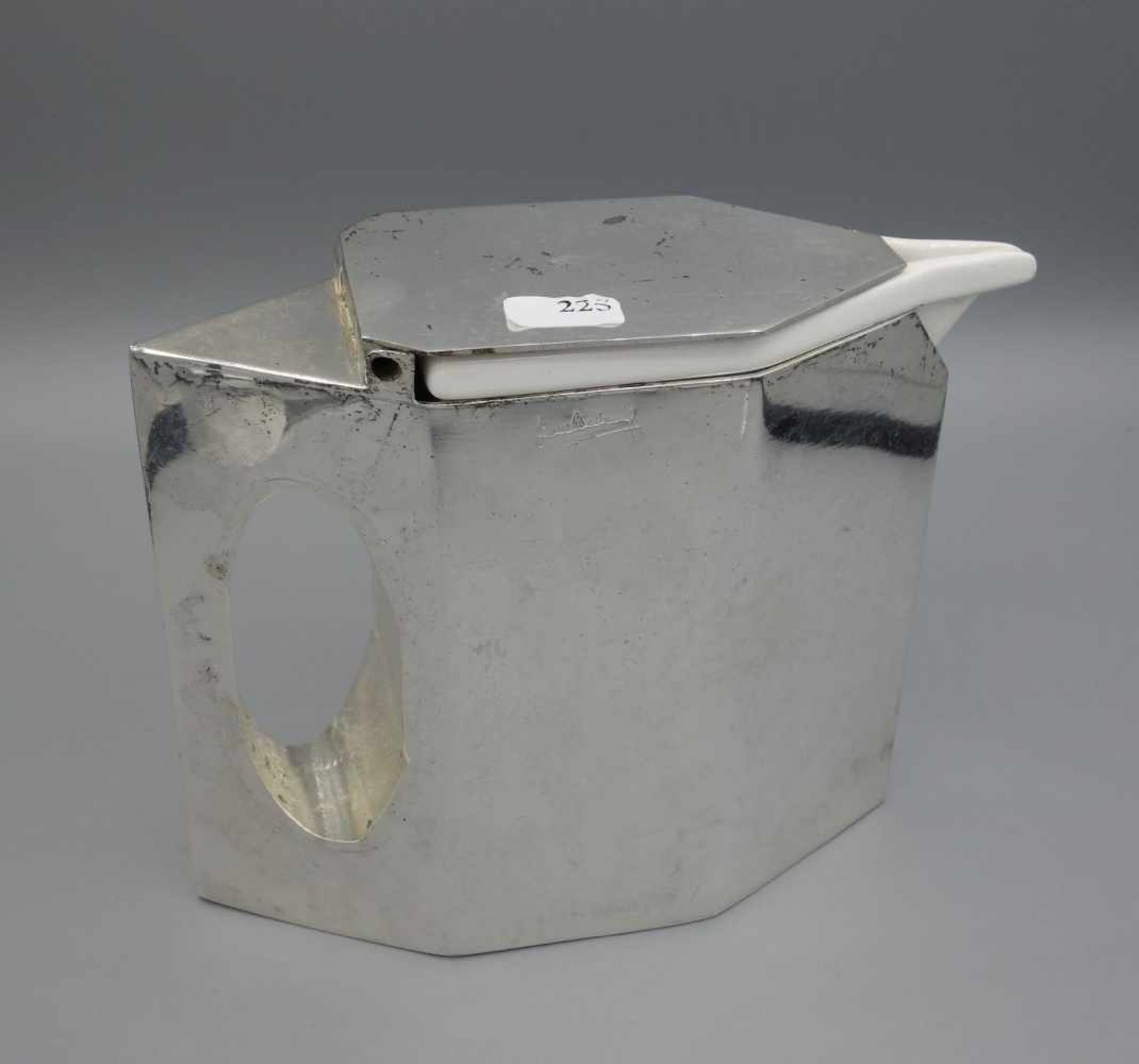 VERSILBERTE DESIGNKANNE / TEEKANNE / BACHELOR-KANNE / tea pot, versilbertes Metall und Porzellan, - Bild 2 aus 6