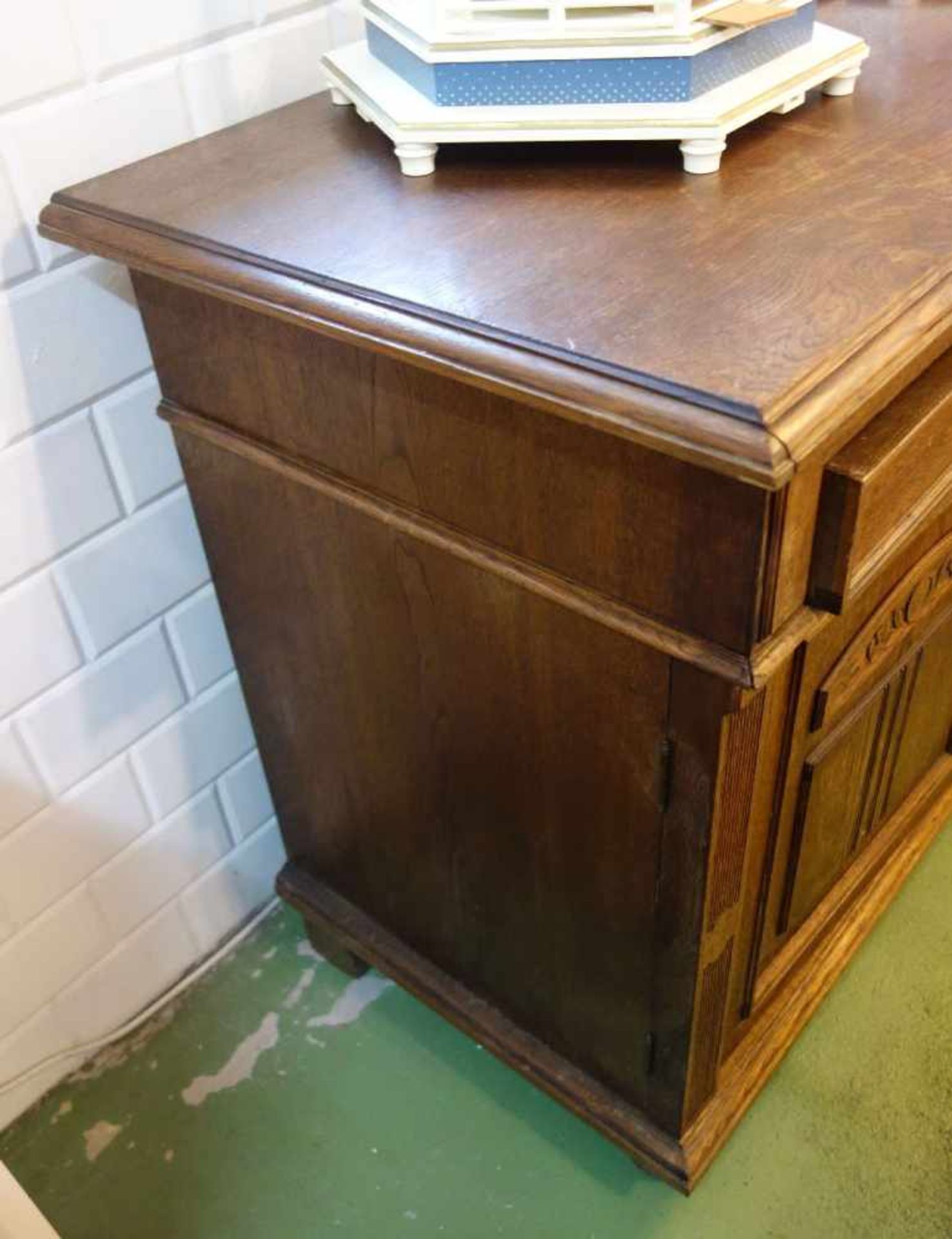 JUGENDSTIL ANRICHTE / SIDEBOARD, Eiche, um 1900. Zargenkasten auf profiliertem Stand, vorderen - Bild 9 aus 9