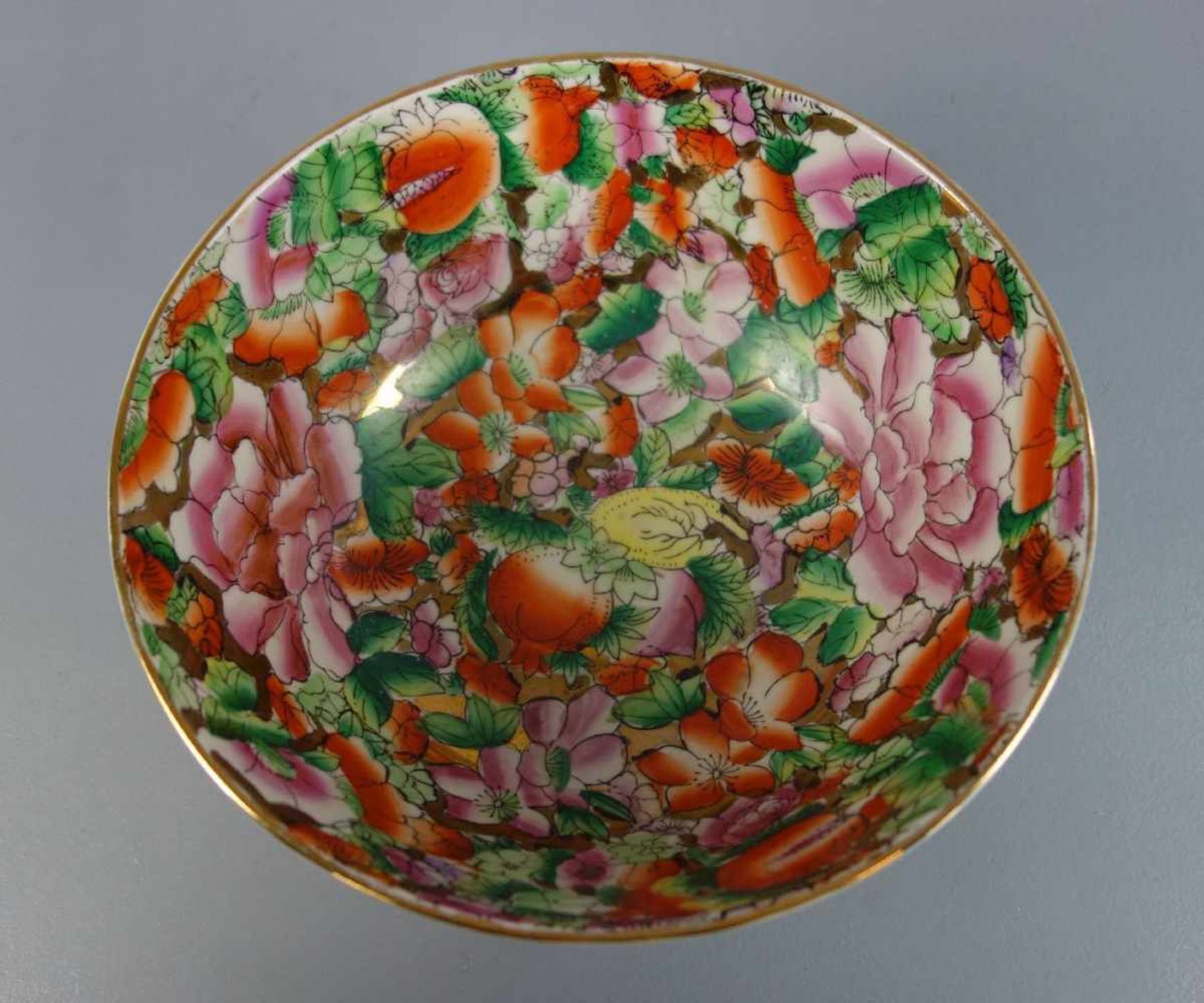 CHINESISCHE SCHALE / chinese bowl, Porzellan, ungemarkt. Schwerer Scherben, tief gemuldete Form - Image 5 of 5