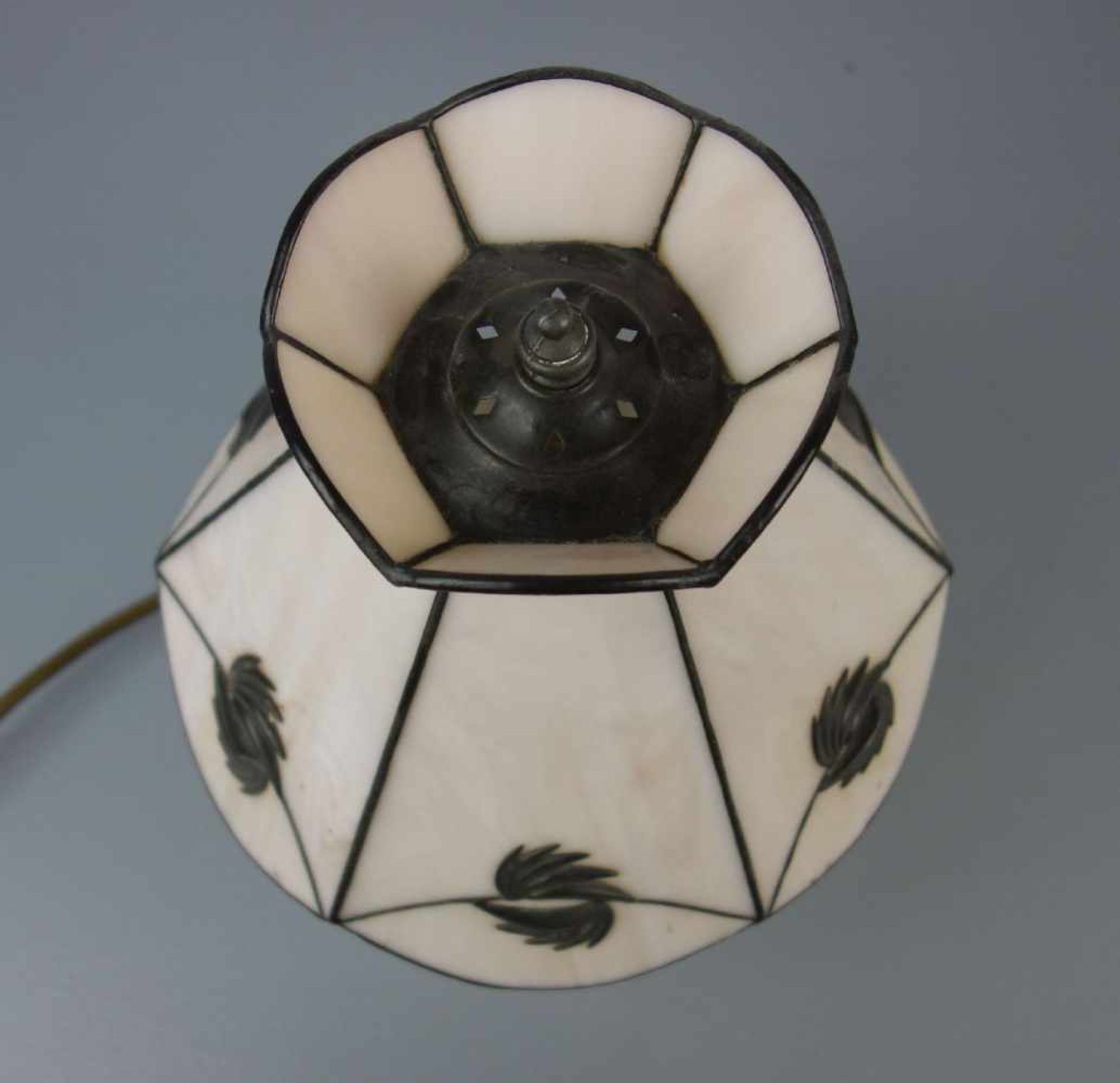 KLEINE TISCHLAMPE / small table lamp, 20. Jh., bronzierter Zinkguss mit Schirm aus - Bild 2 aus 4