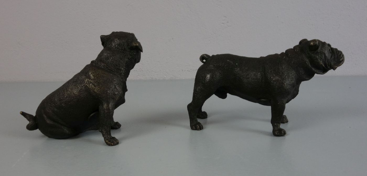 PAAR FIGÜRLICHE BRONZEN: "HUNDE" / two bronze dogs, 20. Jh., Mops / Französische Bulldogge in Art - Image 6 of 7
