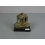SKULPTUR: "Buddha" / Torso, Bronze, grün patiniert mit Vergoldungsresten, montiert auf Postament,