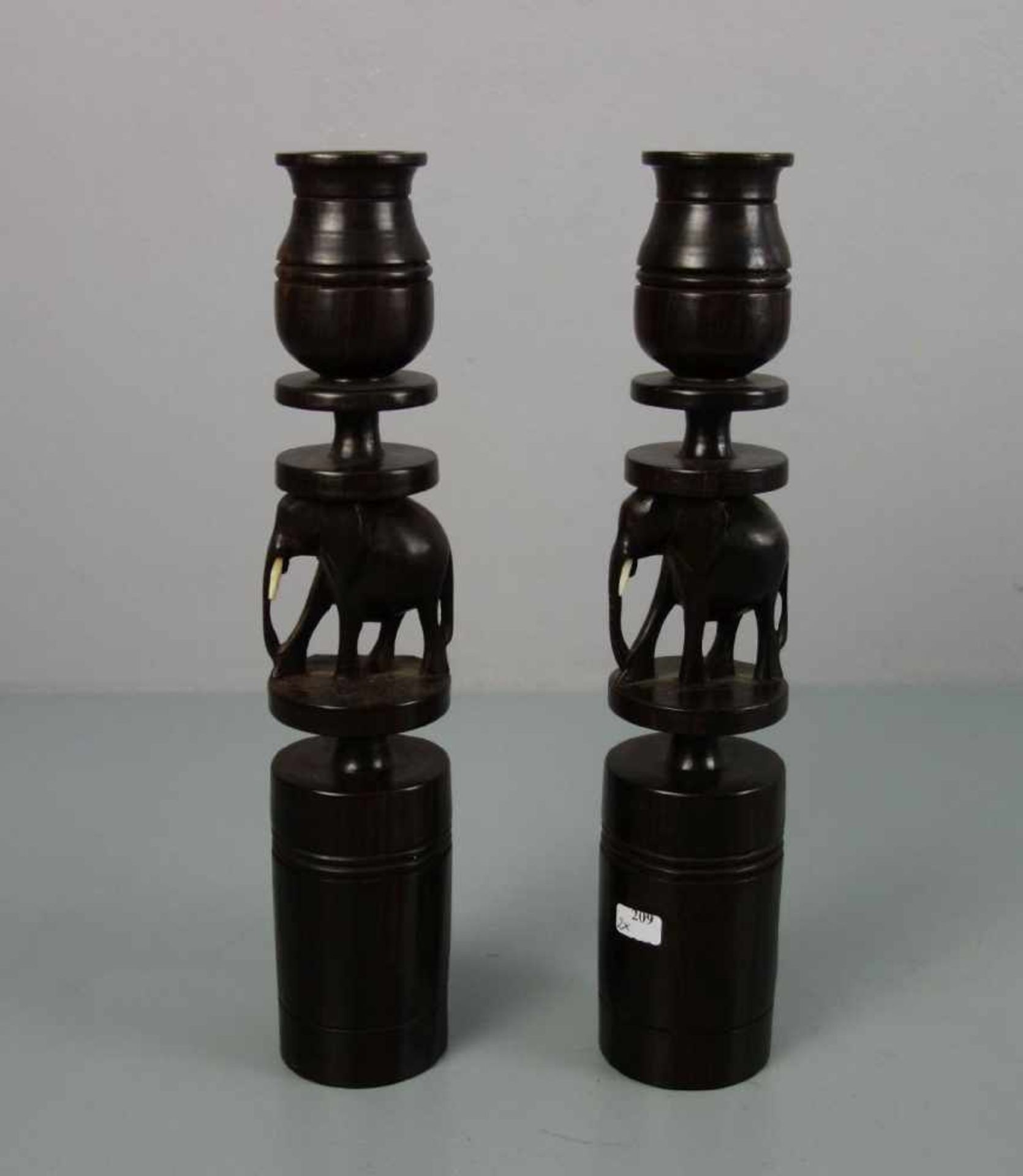 LEUCHTERPAAR / candlestands, Afrika, Tropenholz, geschnitzt. Balustrierte, zylindrische Form mit - Image 2 of 5