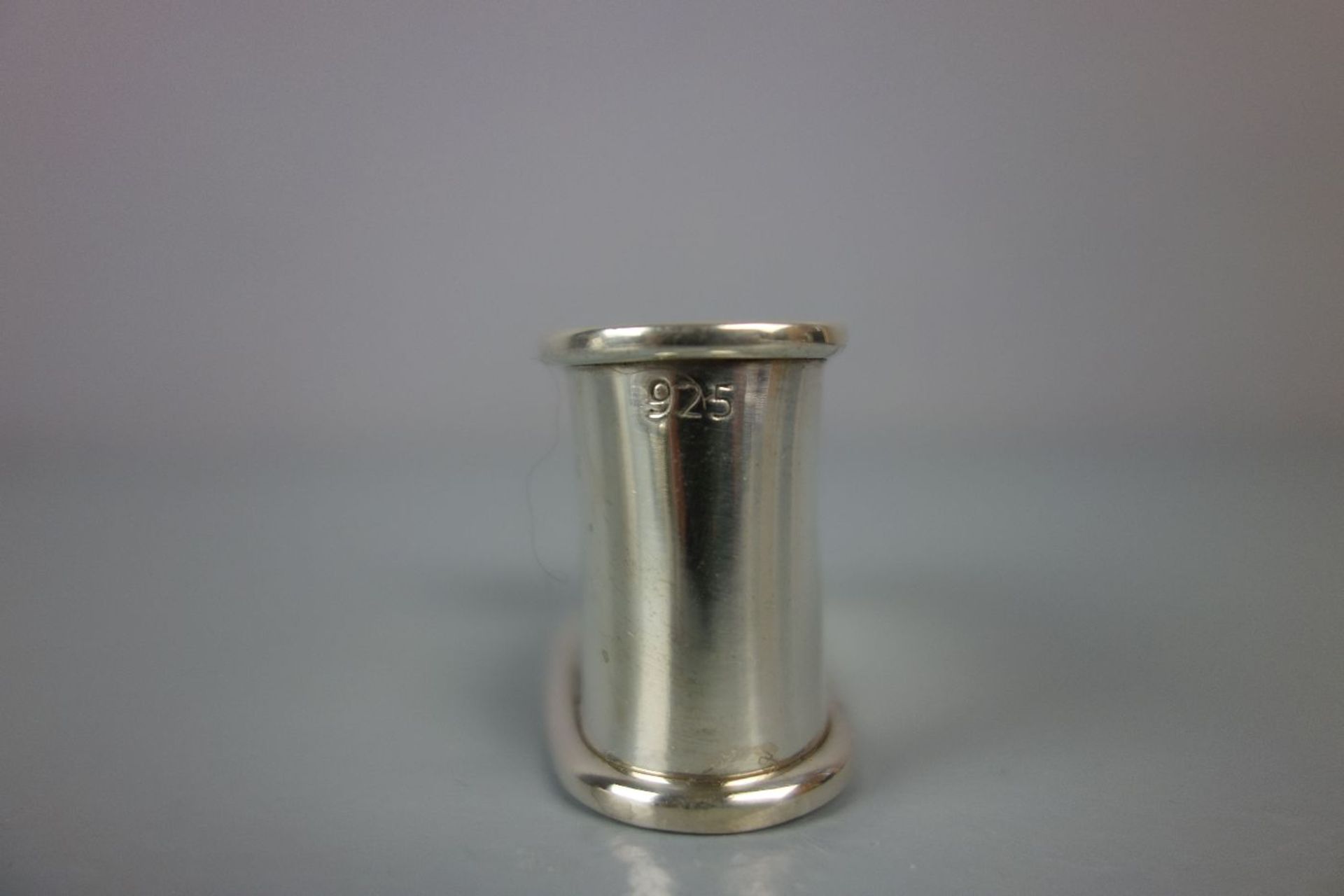 6 SERVIETTENRINGE / silver napkin rings, 925er Silber (insgesamt 124 g), ovale Form mit profilierten - Bild 3 aus 3