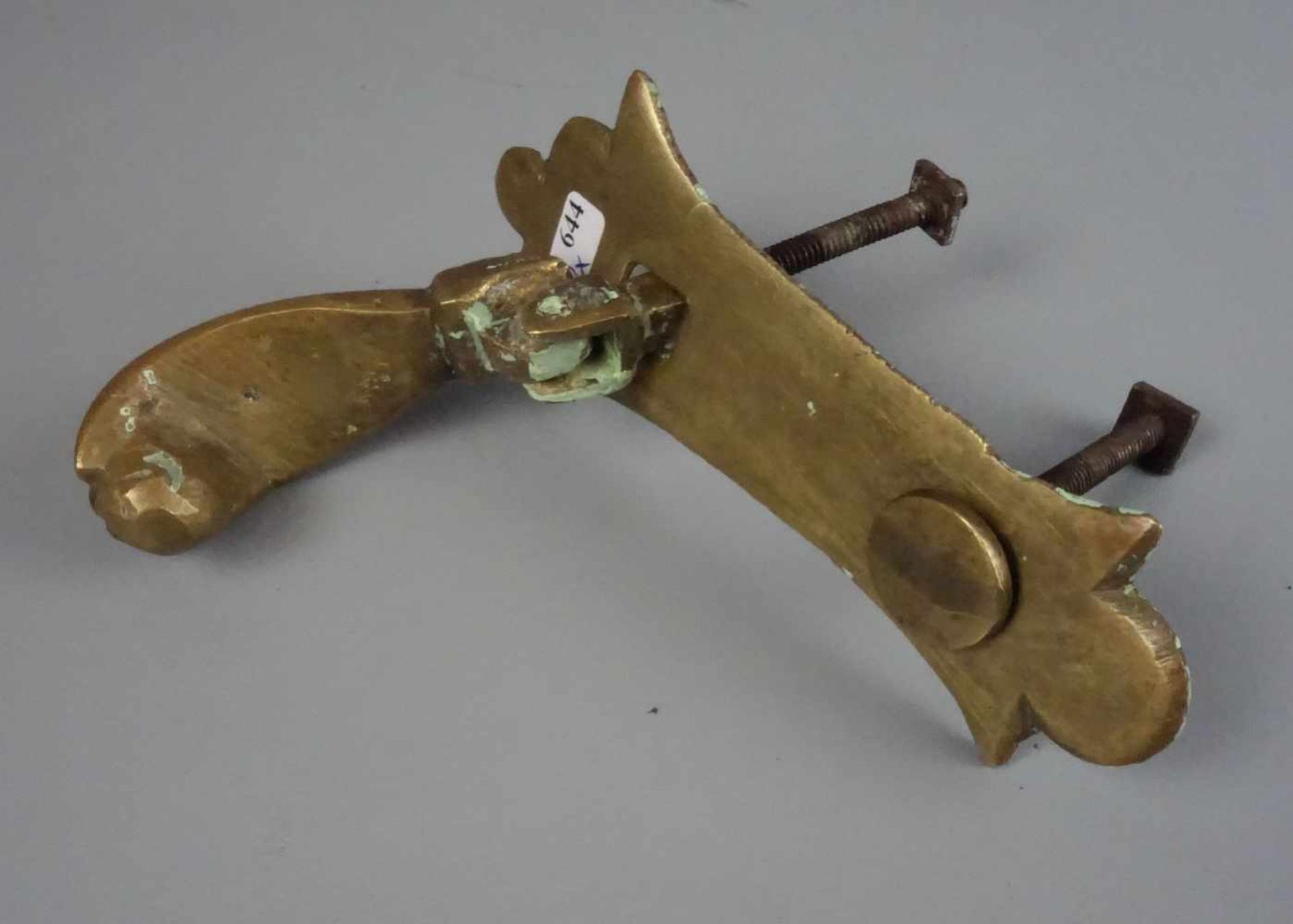 FIGÜRLICHER TÜRKLOPFER "HAND" UND TÜRDRÜCKER, Bronze-Gelbguss, jeweils mit heraldischen Schildern - Bild 2 aus 2