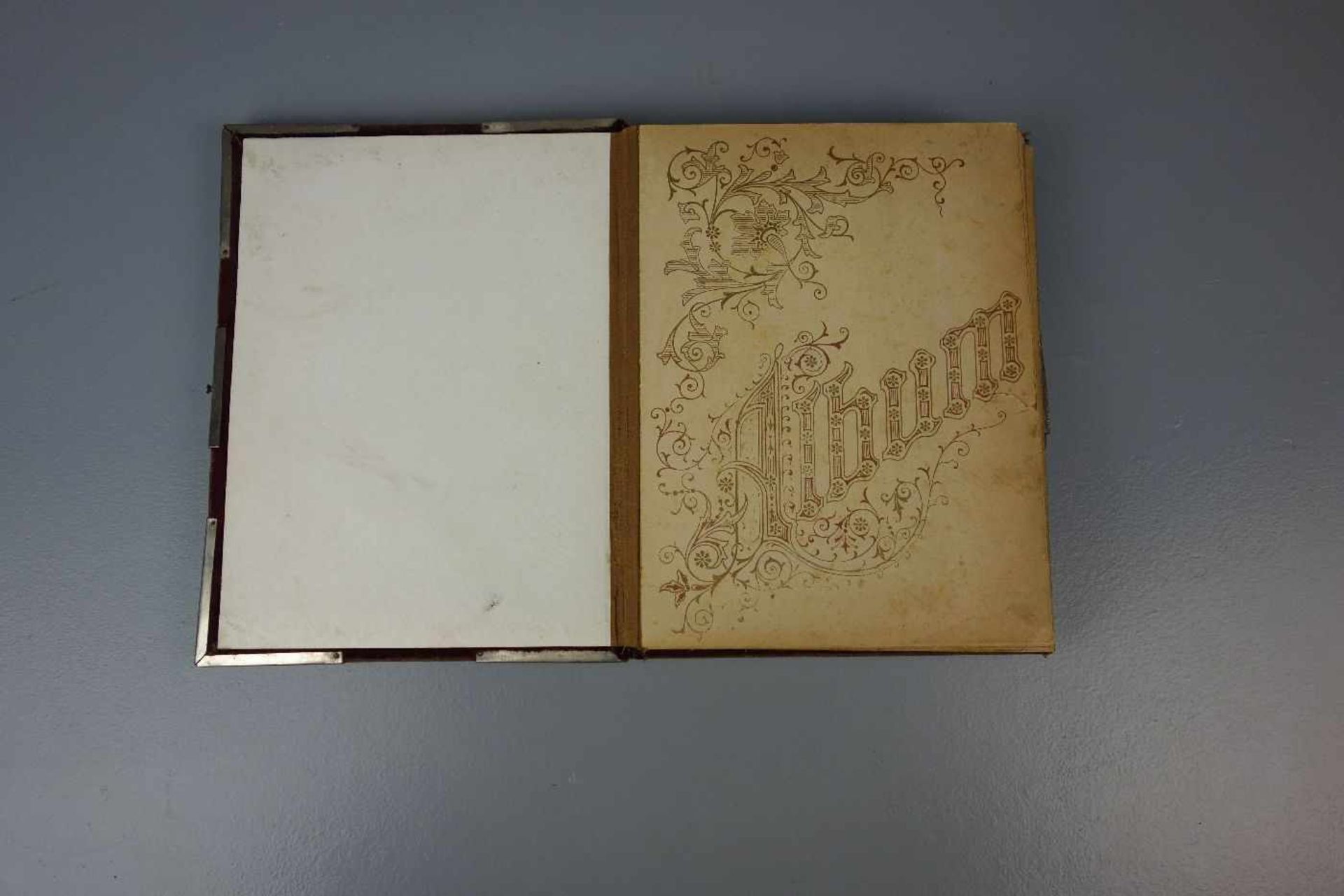 FOTOALBUM, um 1900, in rotem Samt gebunden, mit versilberten Metallapplikationen auf dem Buchdeckel. - Bild 3 aus 3