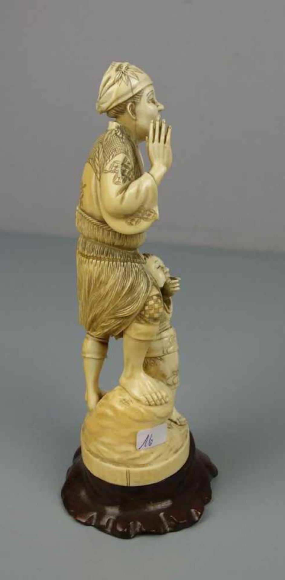 ELFENBEINFIGUR "Fischer/ Bauer mit seinem Sohn" / Okimono Figur / ivory figure, Japan, um 1900 ( - Bild 7 aus 10