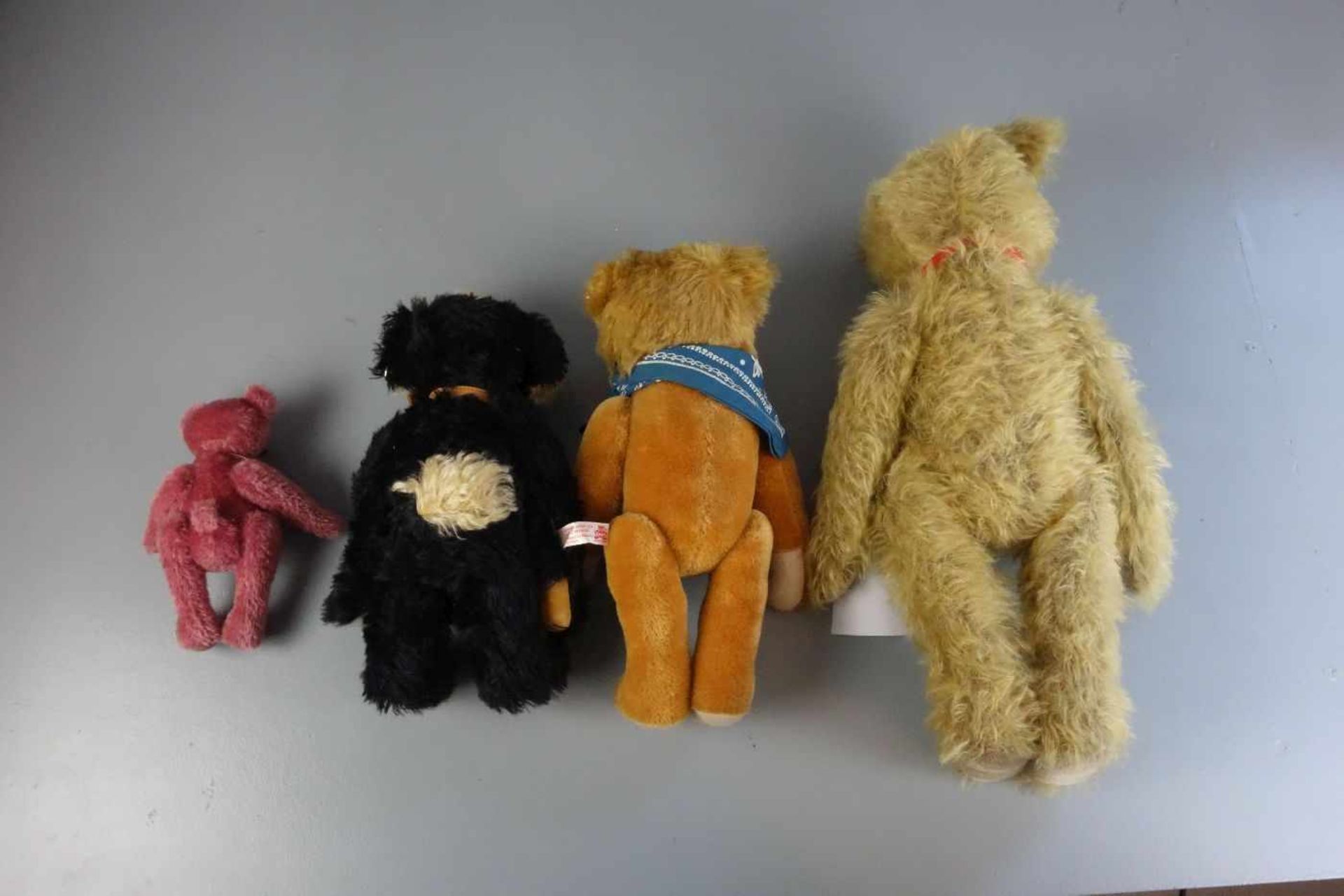 KONVOLUT PLÜSCHTIERE / KÜNSTLER-TEDDYBÄREN - 4 STÜCK / four teddy bears. Unterschiedliche Größen und - Bild 2 aus 4