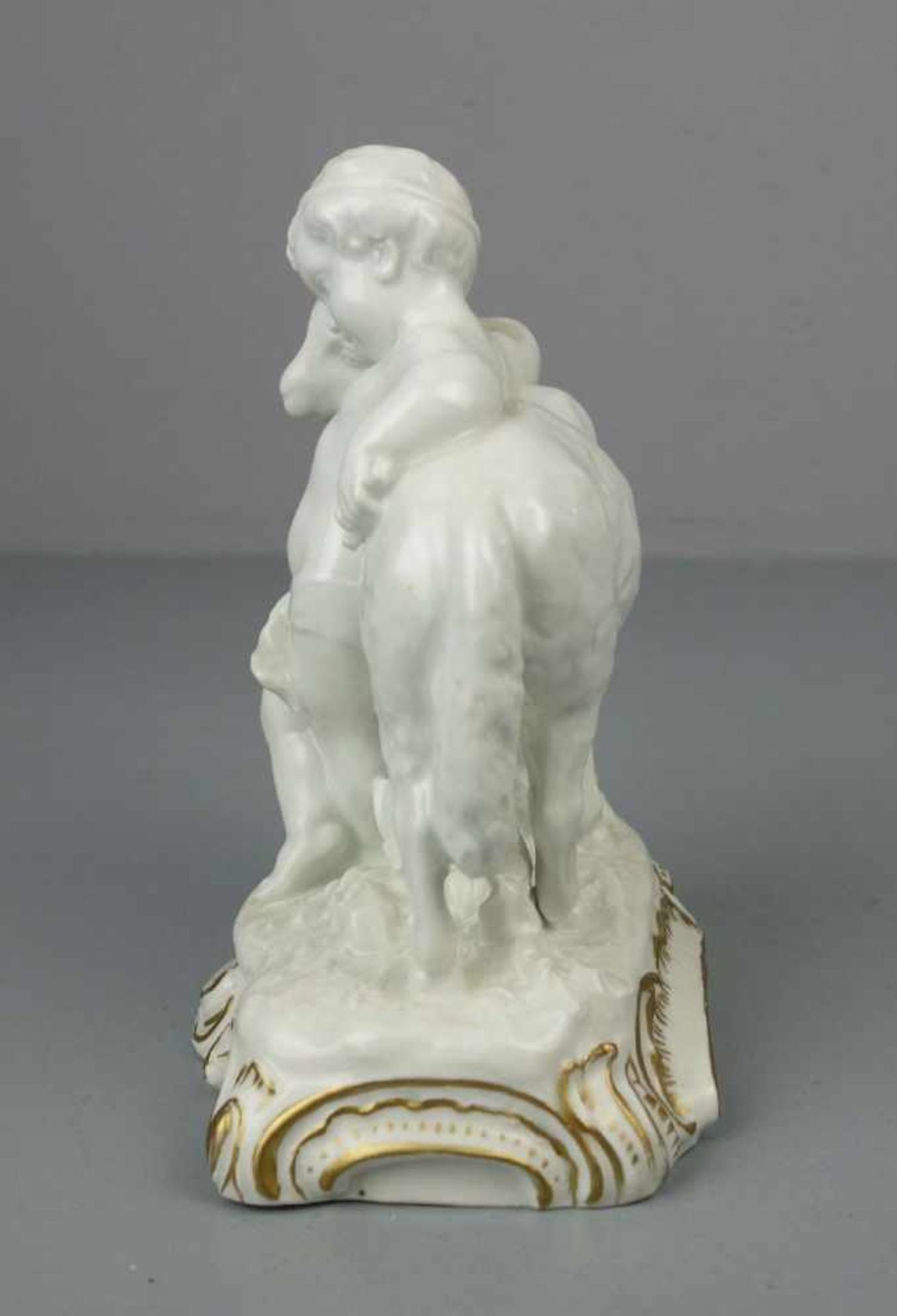 PORZELLANFIGUR: "Knabe mit Lamm" / porcelain figure: "boy and lamb", Weissporzellan mit - Image 2 of 7