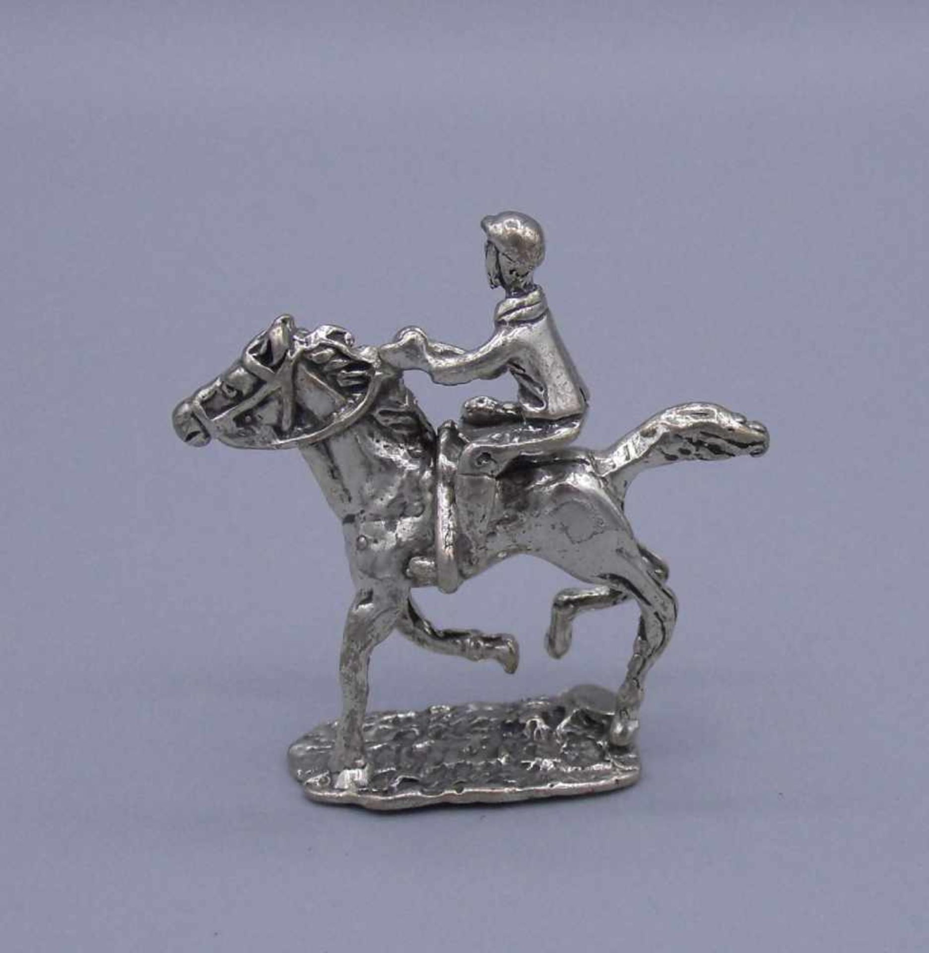 SILBERNE FIGURENGRUPPE: "Pferd und Reiter", 800er Silber (26,9 g). Jockey auf galoppierendem Pferd