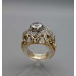 RING MIR GROSSEM SAPHIR in 750er Gelbgoldfassung (12,3 g). Durchbrochen gearbeiteter Ring mit