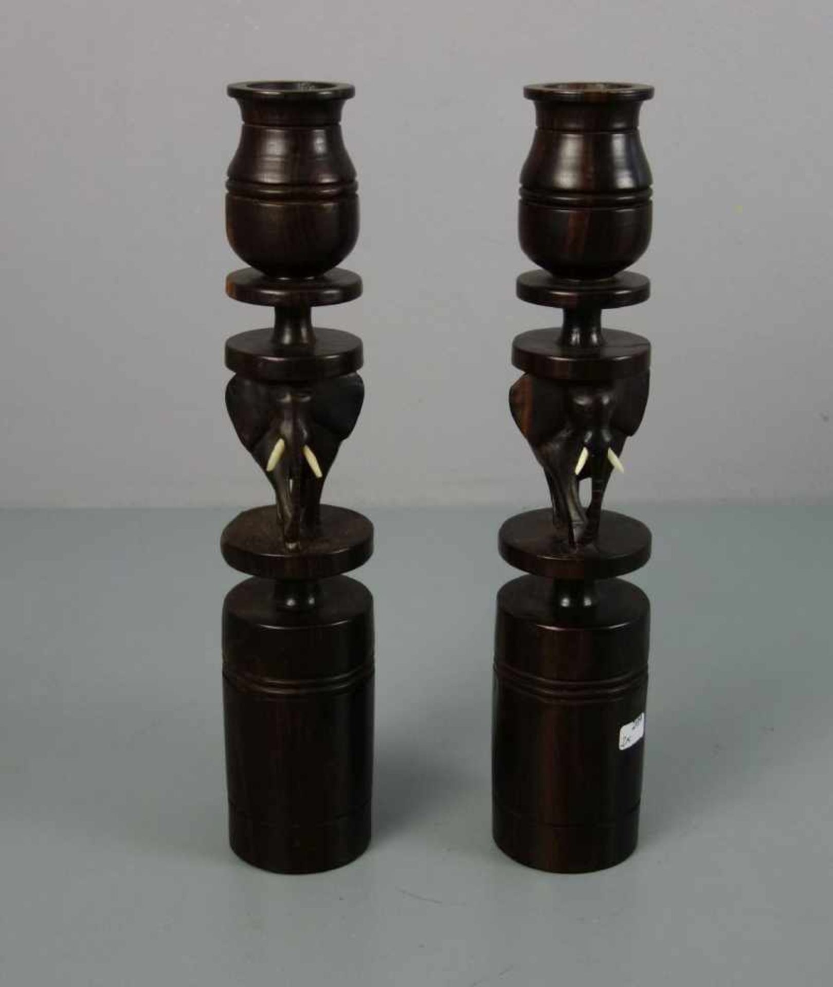 LEUCHTERPAAR / candlestands, Afrika, Tropenholz, geschnitzt. Balustrierte, zylindrische Form mit