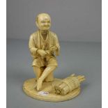 ELFENBEINFIGUR "Sitzender Mann mit Bündel" / Okimono Figur / ivory figure, Japan, wohl 19. Jh. (