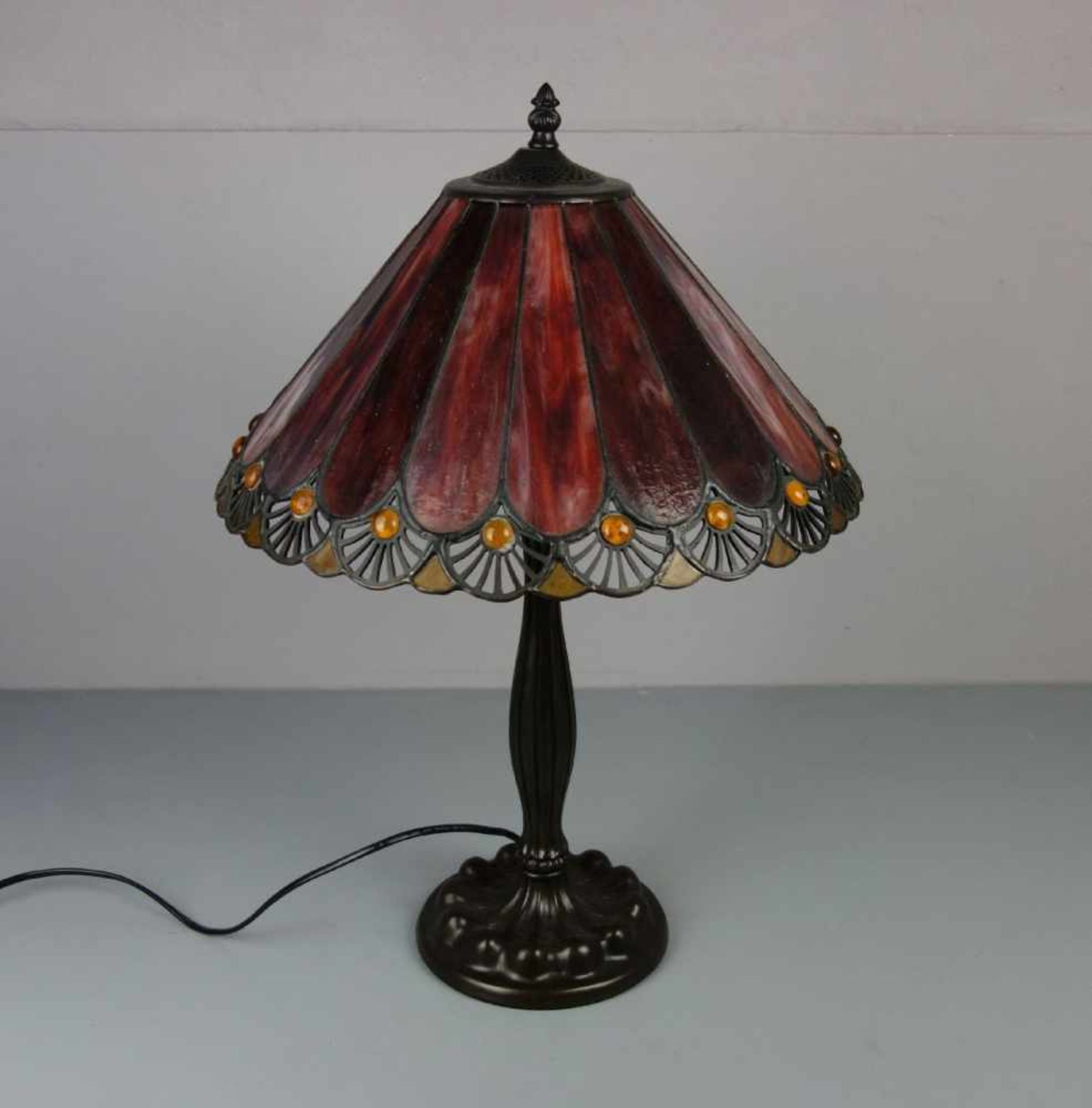 LAMPE / TISCHLAMPE im Stil einer Tiffany-Lampe, 2. H. 20. Jh., bronzierter Massefuß in - Bild 4 aus 4