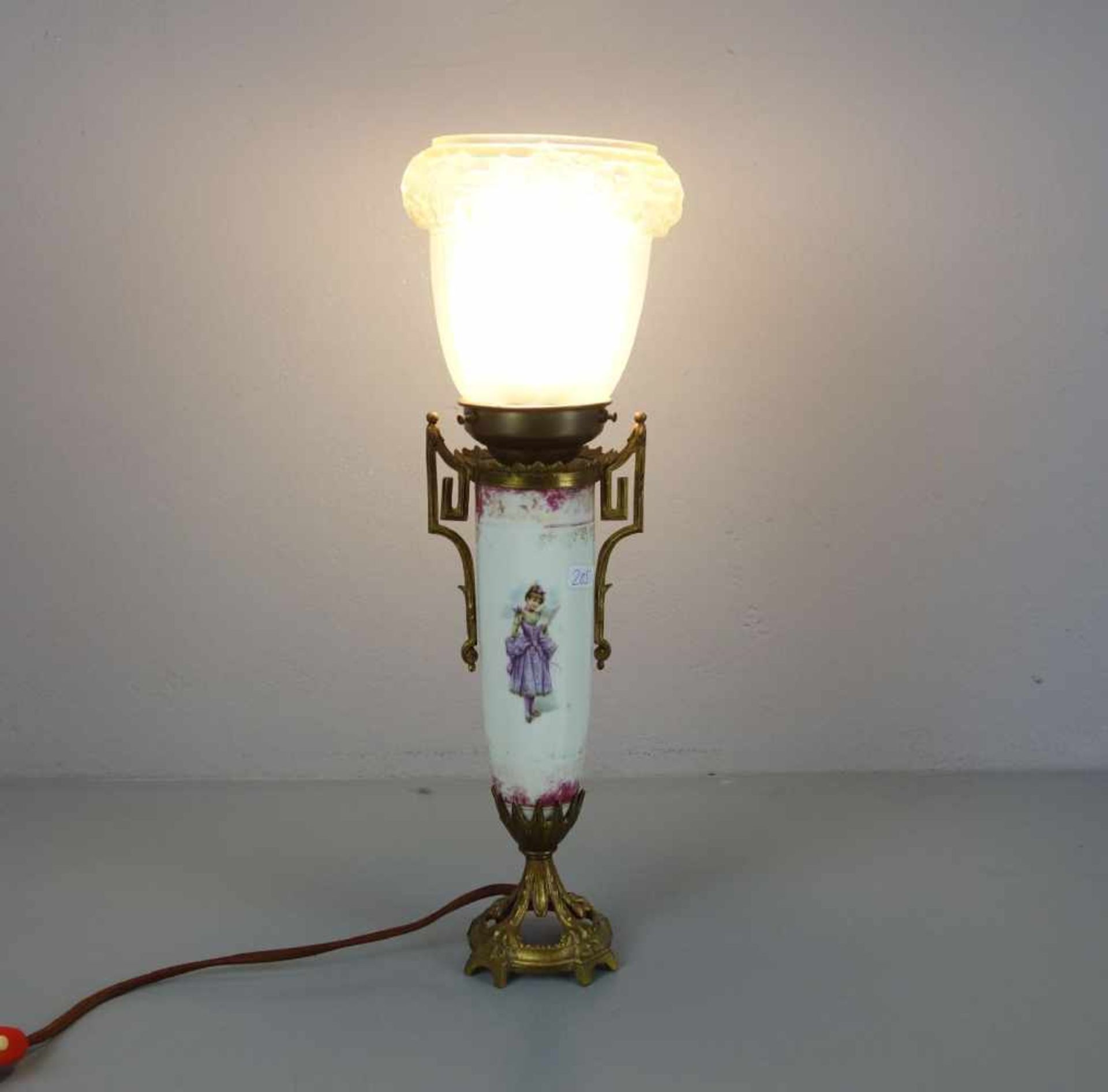 TISCHLAMPE / table lamp, Mariage. Satinierter Lampenschirm mit erhabenem Eichenlaub-Dekor. Schirm