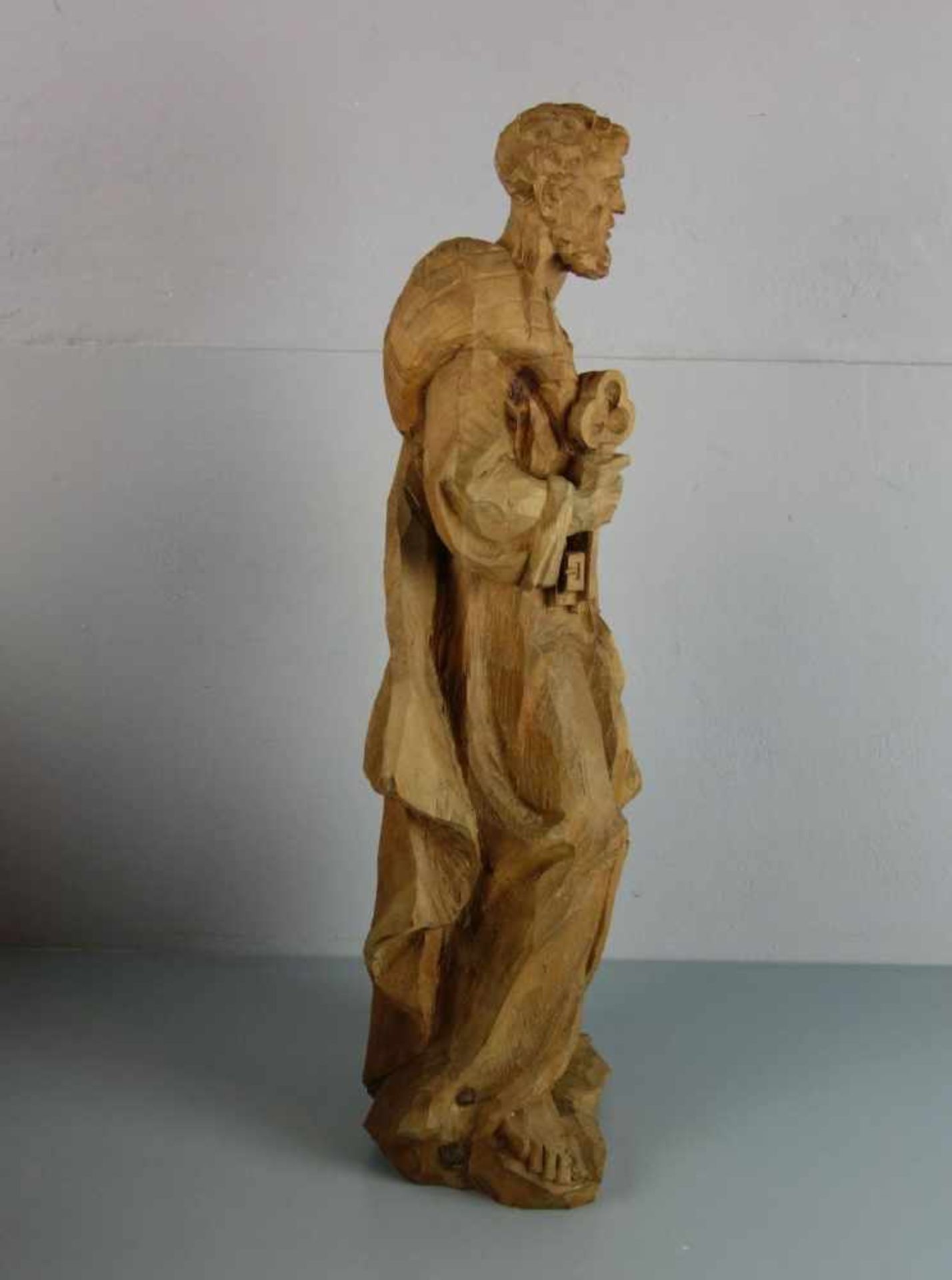 SKULPTUR / sculpture: "Heiliger Petrus", Eichenholz, geschnitzt, 2. Hälfte 20. Jh.; auf Naturstand - Image 4 of 4