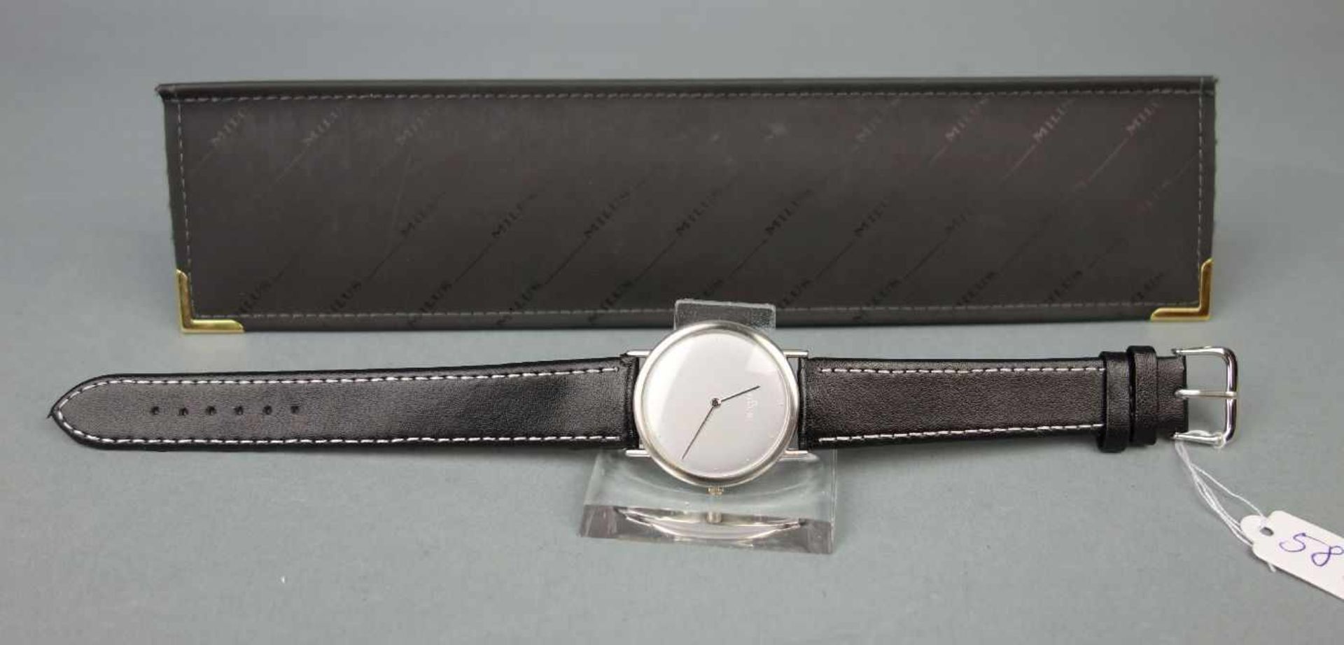 ARMBANDUHR - MILUS / wristwatch, Quartz, Schweiz. Rundes Edelstahlgehäuse an Lederarmband.