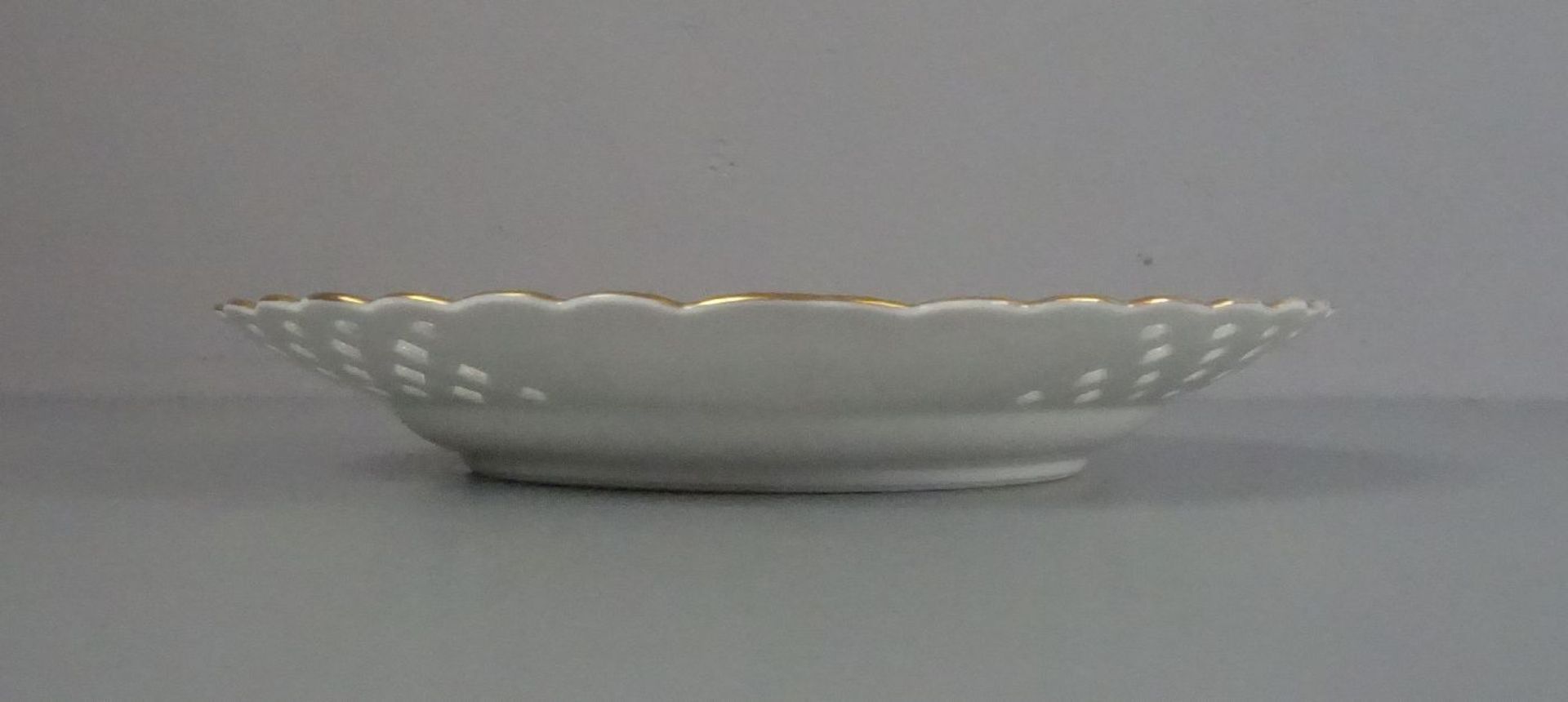 DURCHBRUCHTELLER / plate, Porzellan (ungemarkt), gearbeitet nach Meissner Vorbild: Geschweifte - Image 3 of 4