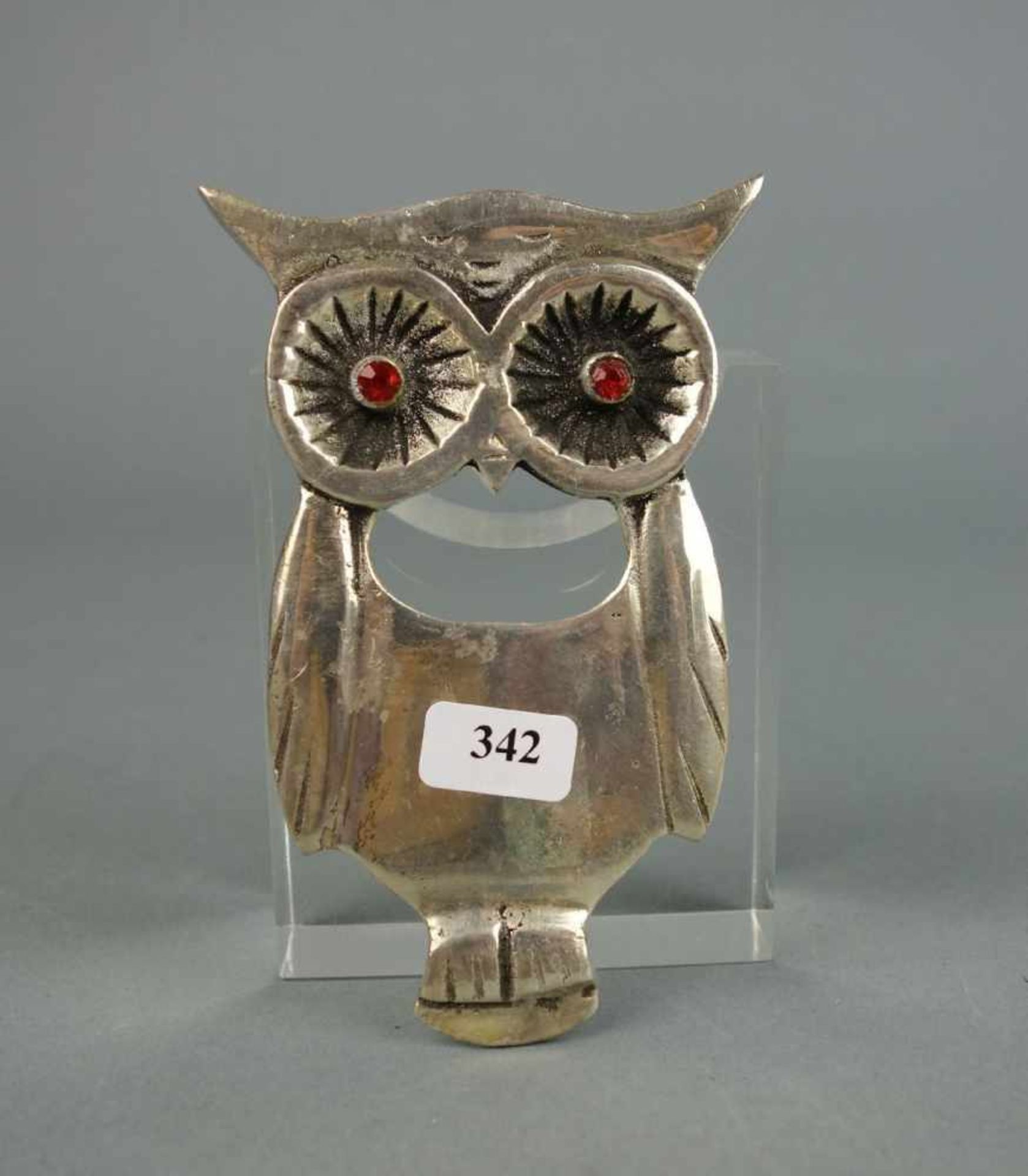 RELIEF: EULE / FLASCHENÖFFNER / owl bottle opener, 20. Jh., versilbertes Metall, ungemarkt.