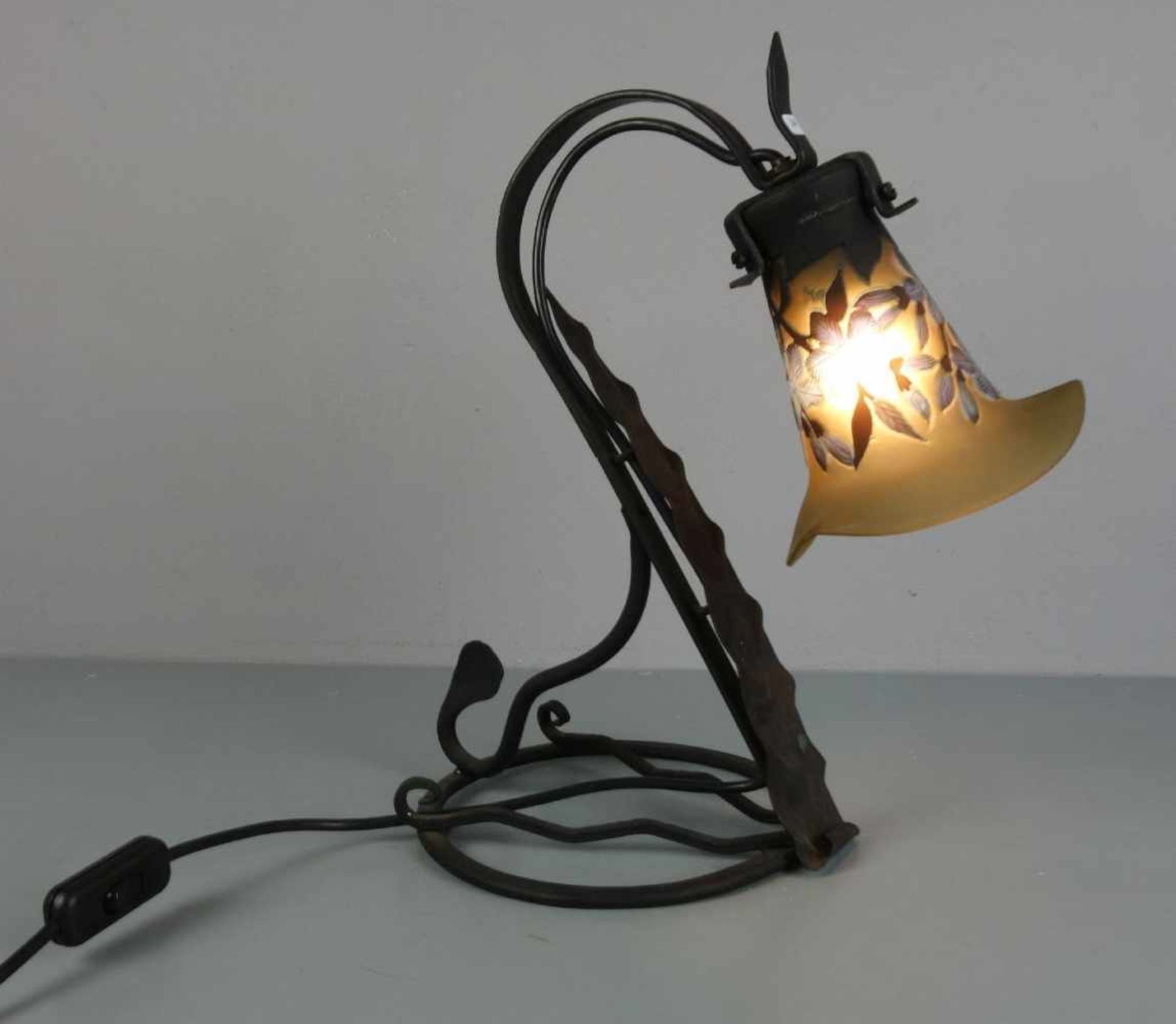 LAMPE / TISCHLAMPE in der Anmutung des Jugendstils, Eisen, einflammige Brennstelle, Glaskuppel, 2.