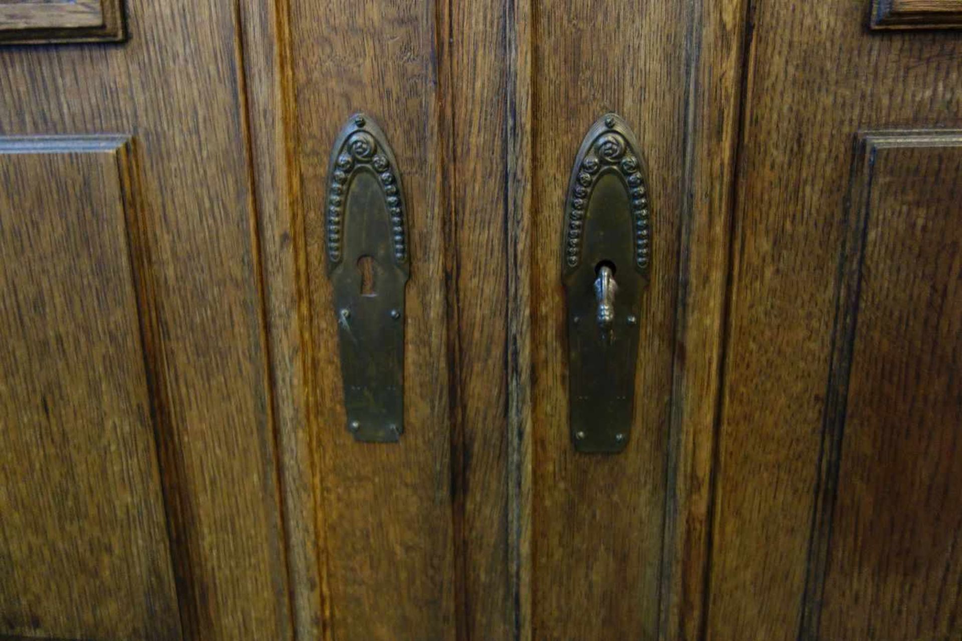 JUGENDSTIL ANRICHTE / SIDEBOARD, Eiche, um 1900. Zargenkasten auf profiliertem Stand, vorderen - Bild 5 aus 9